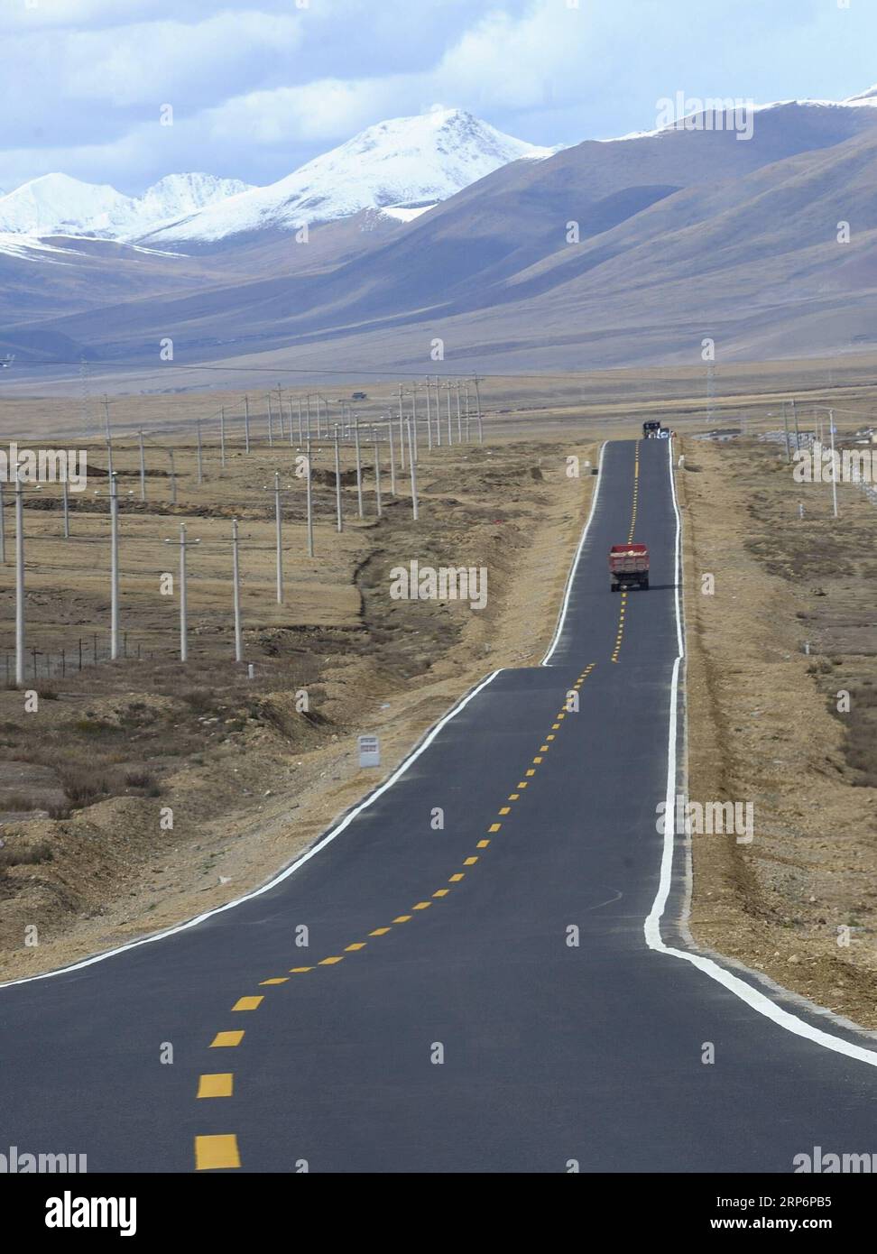 (190118) -- PEKING, 18. Januar 2019 -- Fahrzeuge fahren auf der Bangchang Road, die Bangda Township mit Changdu in der südwestchinesischen Autonomen Region Tibet verbindet, 18. Oktober 2010. Tibet hat geplant, bis Ende 2019 4.500 Kilometer ländlicher Straßen zu bauen und auszubauen, um alle seine Townships und Dörfer zu verbinden, sagten die lokalen Behörden am 17. Januar 2019. Laut dem Verkehrsministerium der Region wird dieser Schritt voraussichtlich zur laufenden Armutsbekämpfungskampagne beitragen, insbesondere in Tibets einem Township und 12 Dörfern, die noch keinen Zugang zu Straßen haben. Tibet investierte 37,29 Milliarden Yuan (etwa 5,5 Stockfoto
