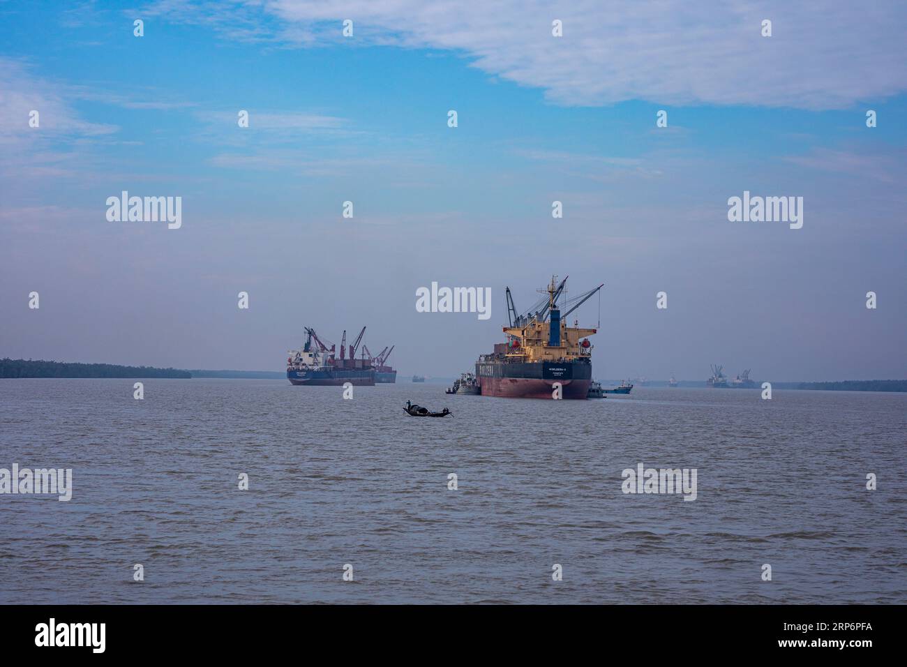 Ausländische Schiffe ankerten am Pashur River an der äußeren Ankerstelle des Hafens Mongla. Dies ist der zweitgrößte Seehafen in Bangladesch. Bagerhat, Bangl Stockfoto
