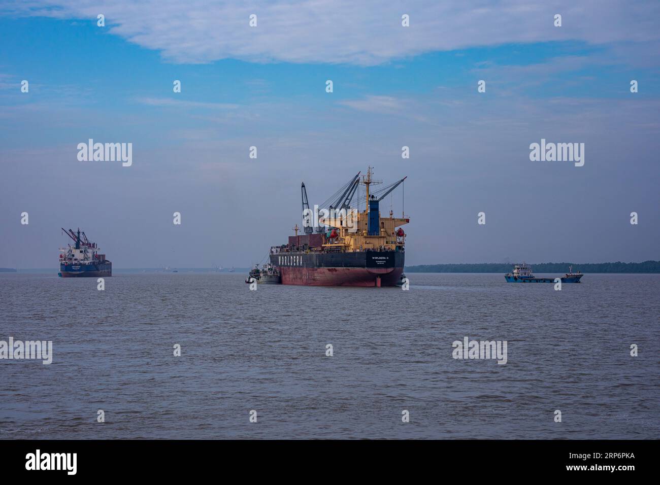 Ausländische Schiffe ankerten am Pashur River an der äußeren Ankerstelle des Hafens Mongla. Dies ist der zweitgrößte Seehafen in Bangladesch. Bagerhat, Bangl Stockfoto