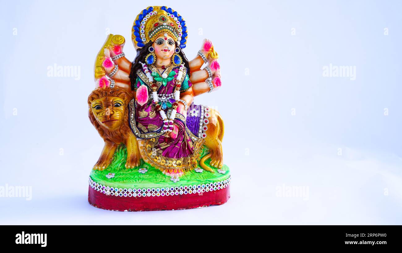 Indisches Götteridol oder Statue isoliert auf weiß. MAA laxmi mit Lord Ganesha, Adiyogi, Göttin Durga auf Löwe und Lord Krishana Statue. Stockfoto