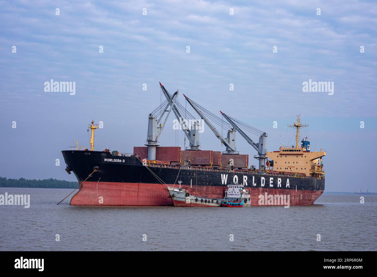 Ein ausländisches Schiff, das Kohle auf dem Pashur River, dem äußeren Ankerplatz des Hafens von Mongla, entlädt. Dies ist der zweitgrößte Seehafen in Bangladesch. Bagerhat, Stockfoto