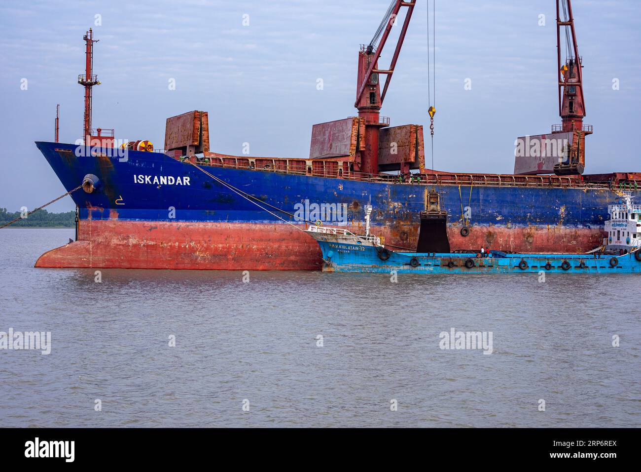 Ein ausländisches Schiff, das Kohle auf dem Pashur River, dem äußeren Ankerplatz des Hafens von Mongla, entlädt. Dies ist der zweitgrößte Seehafen in Bangladesch. Bagerhat, Stockfoto