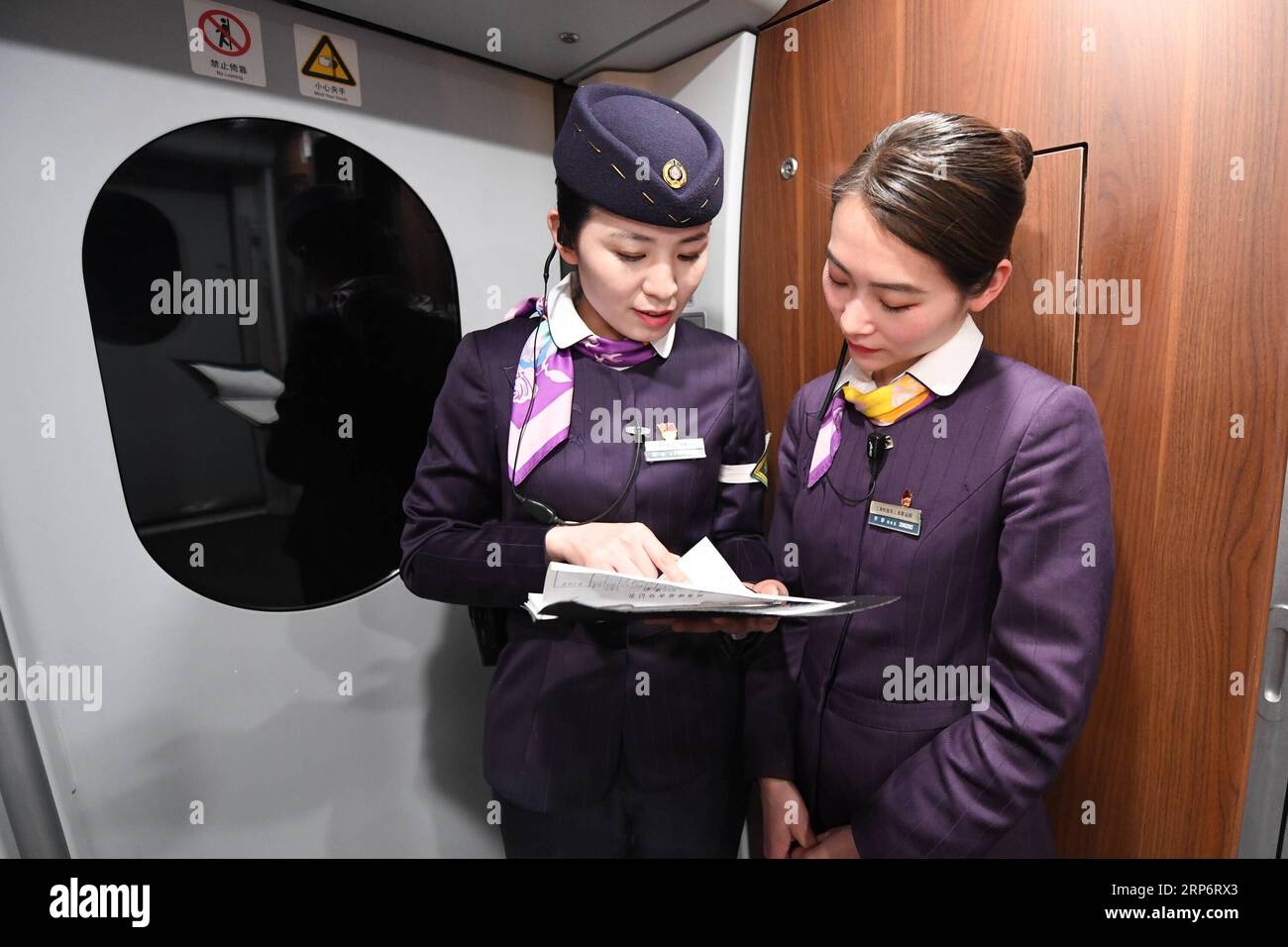 (190119) NANJING, 19. Januar 2019 (Xinhua) Xue Feng (L) spricht