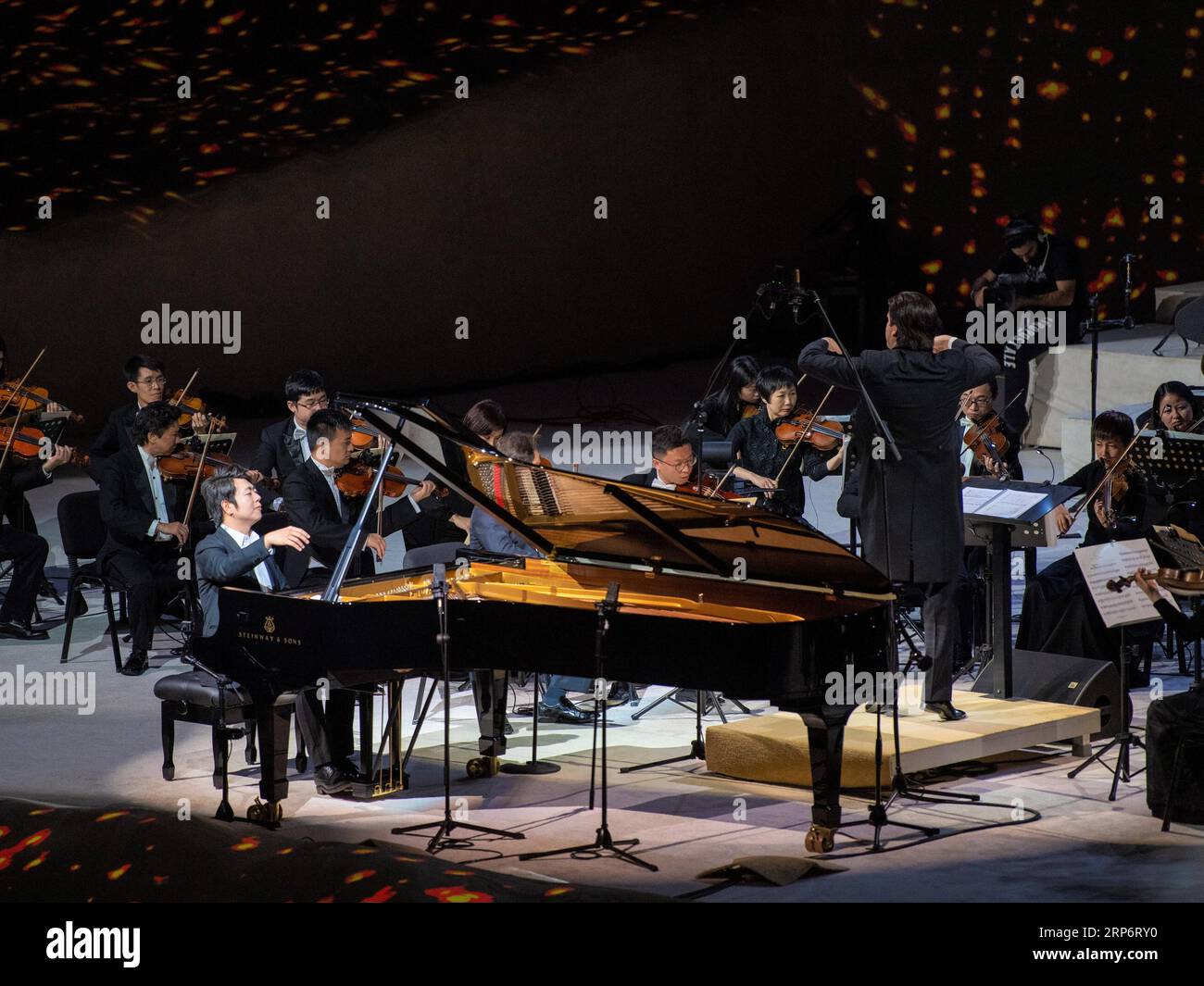 (190119) -- AL-ULA, 19. Januar 2019 () -- der chinesische Pianist lang lang und das Guangzhou Symphony Orchestra treten am 18. Januar 2019 in der historischen Stadt Al-Ula in Saudi-Arabien auf. Im Rahmen des Winter at Tantora Festivals begeisterten lang und das Guangzhou Symphony Orchestra Musikliebhaber am Freitagabend im UNESCO-Weltkulturerbe im Nordwesten Saudi-Arabiens. Der Winter in Tantora ist eine lokale Musikveranstaltung in Al-Ula, einer kleinen Stadt neben der antiken Nebatäer-Stätte Madein Saleh, wo an Wochenenden kulturelle und musikalische Veranstaltungen stattfinden. DAZU KOMMT Feature: Weltbekannter chinesischer Pianist Stockfoto