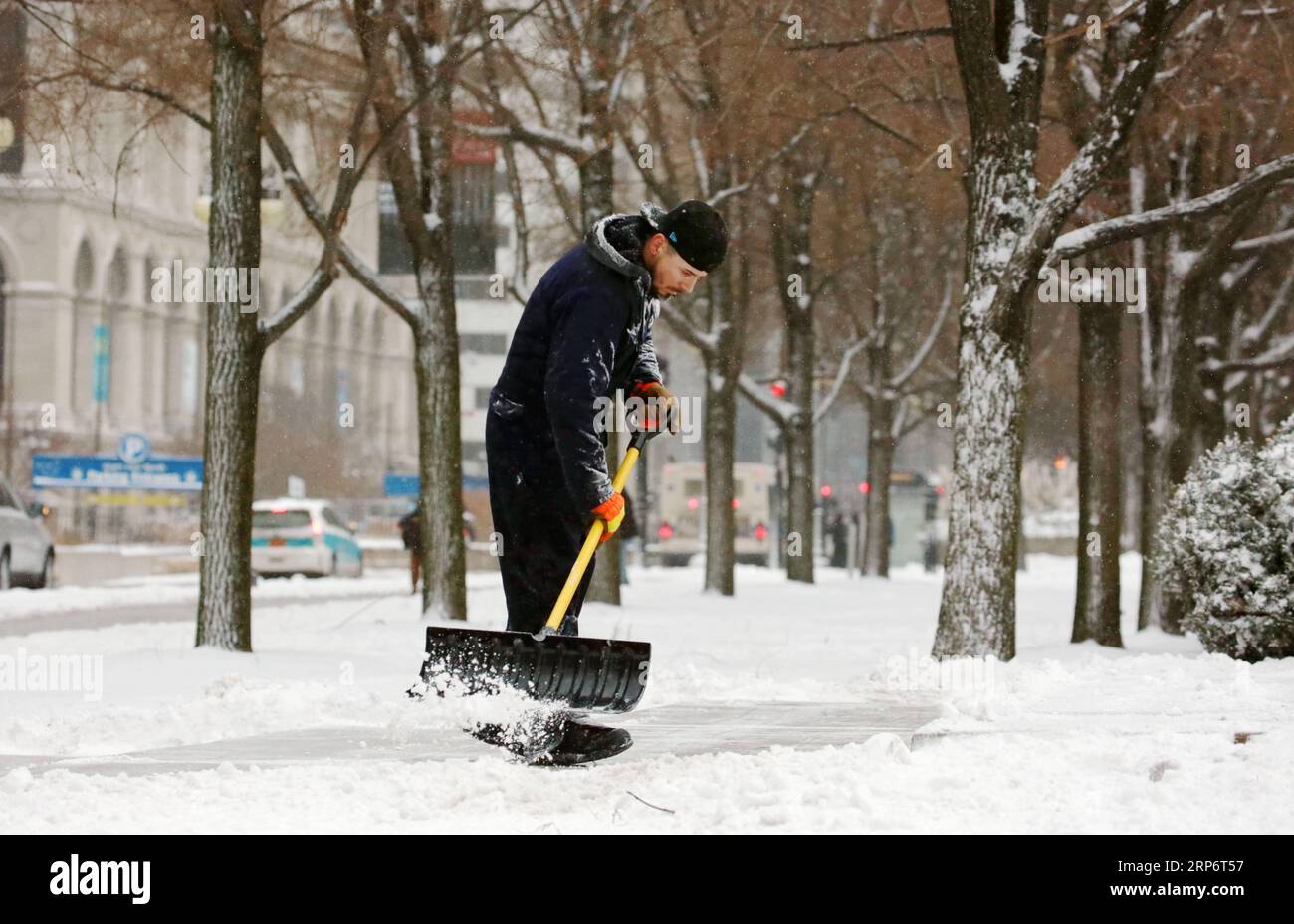 (190119) -- CHICAGO, 19. Januar 2019 -- Ein Mann entfernt Schnee in der Innenstadt von Chicago, USA, am 19. Januar 2019. Mehr als 500 Flüge wurden am Samstag auf den beiden internationalen Flughäfen Chicagos storniert, als ein starker Wintersturm die Mittel- und Nordoststaaten der Vereinigten Staaten traf. ) U.S.-CHICAGO-WINTERSTURM WangxPing PUBLICATIONxNOTxINxCHN Stockfoto