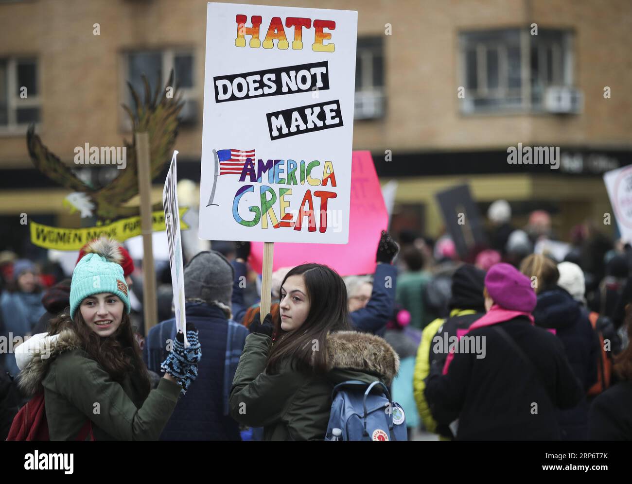 (190119) -- NEW YORK, 19. Januar 2019 -- Menschen marschieren auf der Straße während des Frauenmarsches 2019 in New York City, USA, am 19. Januar 2019. Zehntausende von Menschen in New York City gingen auf die Straße, um am Samstag am dritten Frauenmarsch teilzunehmen, als Teil der jährlichen landesweiten Veranstaltung, die Frauenrechte und soziale Gleichberechtigung in verschiedenen Aspekten fordert. ) U.S.-NEW YORK-WOMEN S MARCH WANGXYING PUBLICATIONXNOTXINXCHN Stockfoto