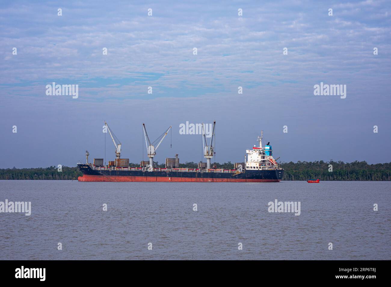Ein ausländisches Schiff, das am Pashur River an der äußeren Ankerstelle des Hafens von Mongla ankerte. Dies ist der zweitgrößte Seehafen in Bangladesch. Bagerhat, Bang Stockfoto