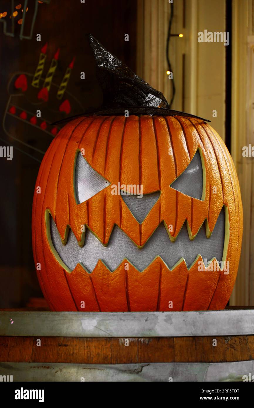 Halloween in der Stadt mit Jack O' Lantern dekoriert Stockfoto
