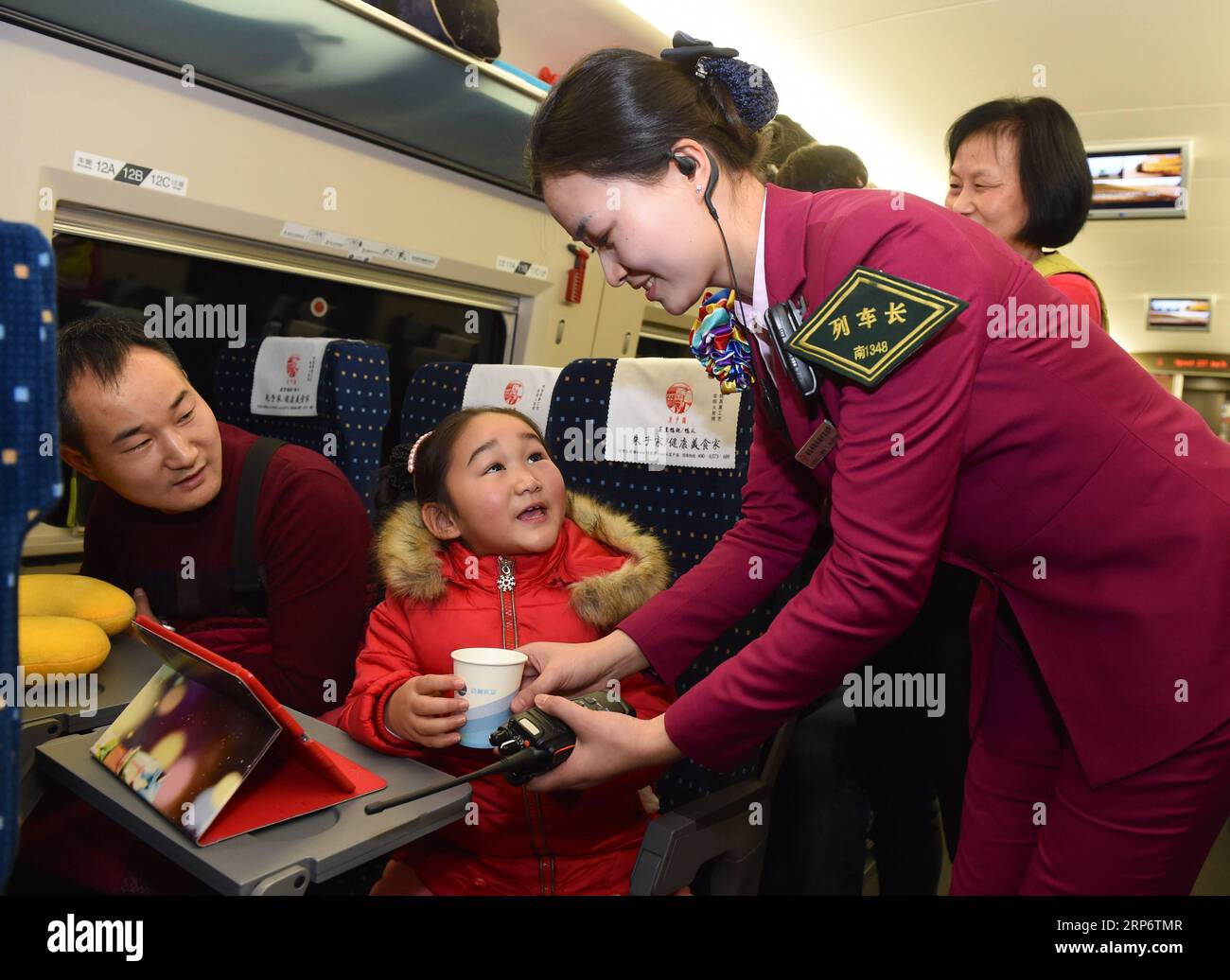 (190120) -- PEKING, 20. Januar 2019 (Xinhua) -- Zugführer Liao Hui (R) mit dem Fuzhou-Sektor des Eisenbahnbüros von Nanchang bringt den Passagieren während des Reiseturms des Frühlingsfestes am 6. Februar 2016 heißes Wasser. Die Rückkehr in die Heimat ist nach wie vor der wichtigste Teil des Chinesischen Frühlingsfestes. Ob selbstfahrend, mit dem Zug oder mit dem Flugzeug, Homecomings und Familientreffen sind für viele Chinesen eine Priorität. Der jährliche Reisereif rund um das Festival, bekannt als Chunyun, stellt oft das Transportsystem des Landes auf die Probe. Die chinesischen Verkehrsbehörden sind damit beschäftigt, sich auf t vorzubereiten Stockfoto