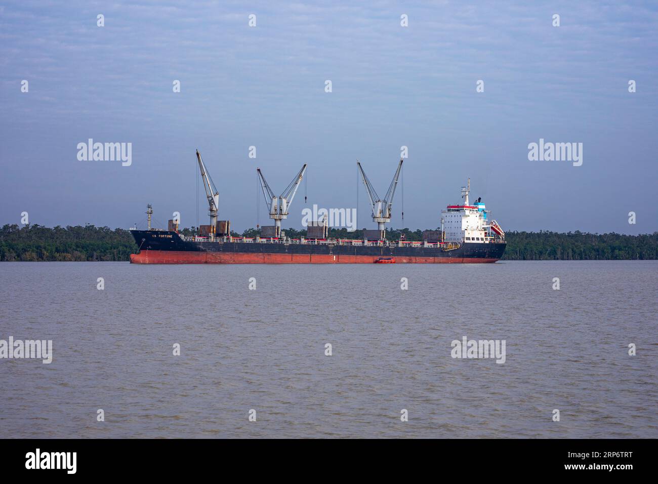 Ein ausländisches Schiff, das am Pashur River an der äußeren Ankerstelle des Hafens von Mongla ankerte. Dies ist der zweitgrößte Seehafen in Bangladesch. Bagerhat, Bang Stockfoto