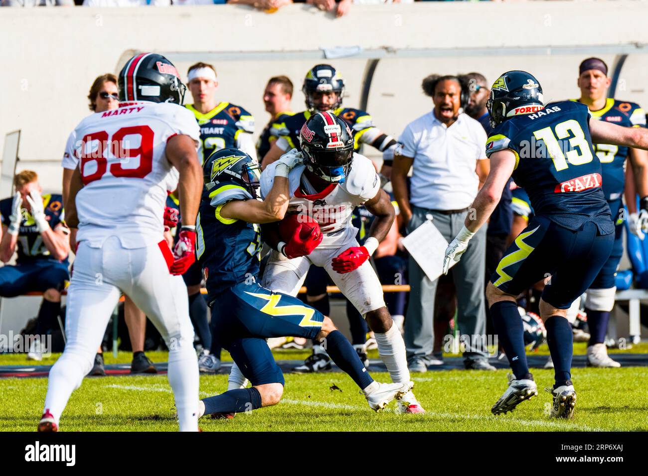 Stuttgart, Deutschland. September 2023. European League of Football, elf/ Game : Helvetische Garde bei Stuttgart Surge am 03. Sept. 2023, im Gazi Stadium, Stuttgart, Deutschland, Stuttgart Surge/ DB # 30 Kai Singer vs Helvetic Guards/ CB # 2 Ken Hike Jr. Quelle: Frank Baumert/Alamy Live News Stockfoto