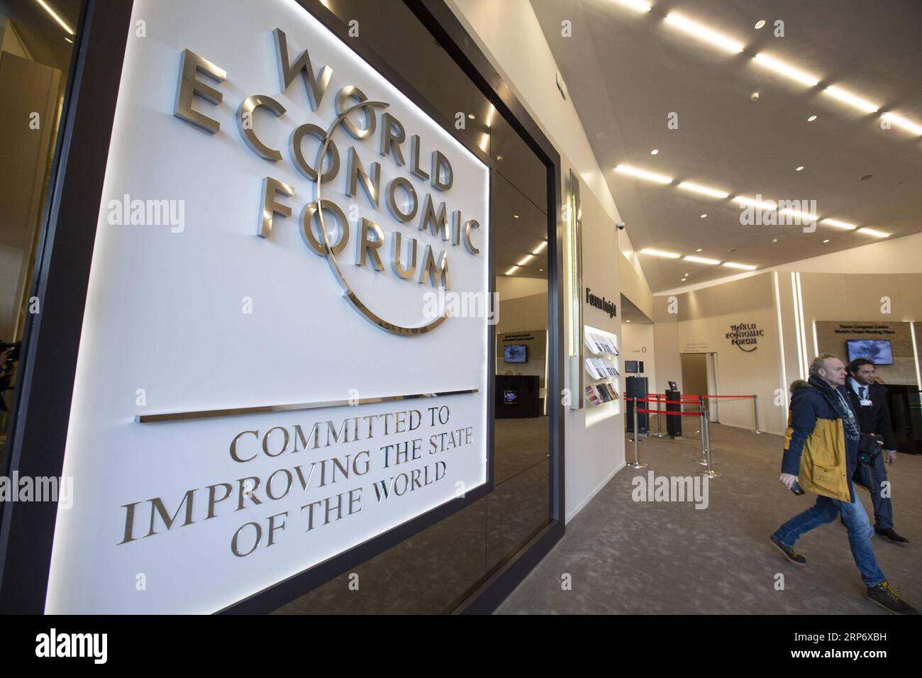 News Bilder des Tages Weltwirtschaftsforum in Davos 190121 -- DAVOS SCHWEIZ, 21. Januar 2019 -- Menschen gehen am Logo des Weltwirtschaftsforums WEF in Davos, Schweiz, 21. Januar 2019 vorbei. Die WEF-Jahrestagung beginnt am Dienstag in Davos. SCHWEIZ-DAVOS-WORLD ECONOMIC FORUM-ANNUAL MEETING-PREPARATION XUXJINQUAN PUBLICATIONXNOTXINXCHN Stockfoto News Bilder des Tages Weltwirtschaftsforum in Davos 190121 -- DAVOS SCHWEIZ, 21. Januar 2019 -- Menschen gehen am Logo des Weltwirtschaftsforums WEF in Davos, Schweiz, 21. Januar 2019 vorbei. Die WEF-Jahrestagung beginnt am Dienstag in Davos. SCHWEIZ-DAVOS-WORLD ECONOMIC FORUM-ANNUAL MEETING-PREPARATION XUXJINQUAN PUBLICATIONXNOTXINXCHN Stockfoto