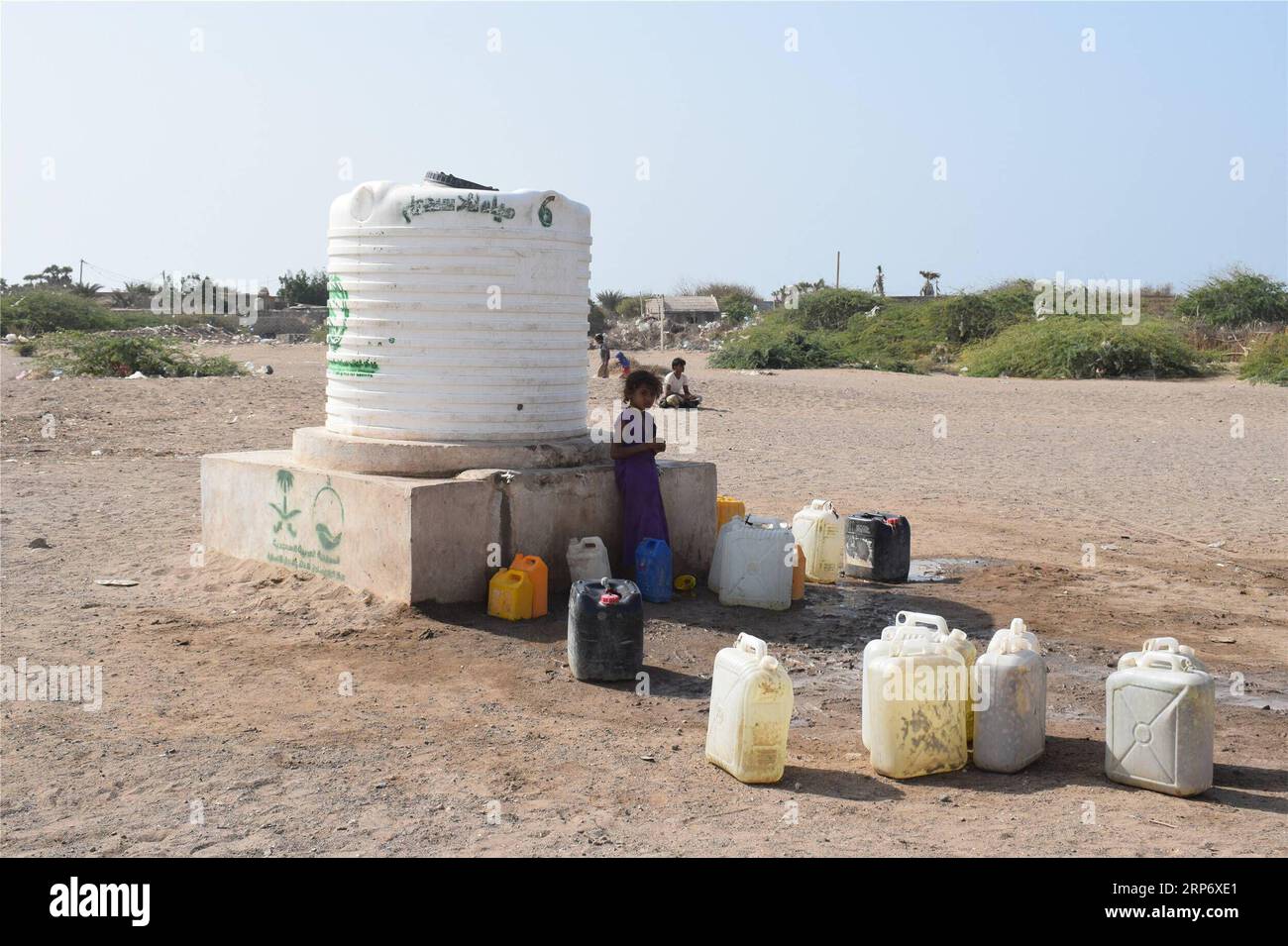(190121) -- HODEIDAH (JEMEN), 21. Januar 2019 () -- Ein Kind steht am 21. Januar 2019 in einem Vernichtungslager in Hodeidah (Jemen) neben einem Trinkwassertank. Die beiden kriegführenden Seiten des Jemen hatten im vergangenen Monat unter der Schirmherrschaft der Vereinten Nationen eine Waffenstillstandsvereinbarung getroffen, doch konnte das Leid der Binnenvertriebenen in der Hafenstadt Hodeidah am Roten Meer nicht verringert werden. () JEMEN-HODEIDAH-BINNENVERTRIEBENE Xinhua PUBLICATIONxNOTxINxCHN Stockfoto