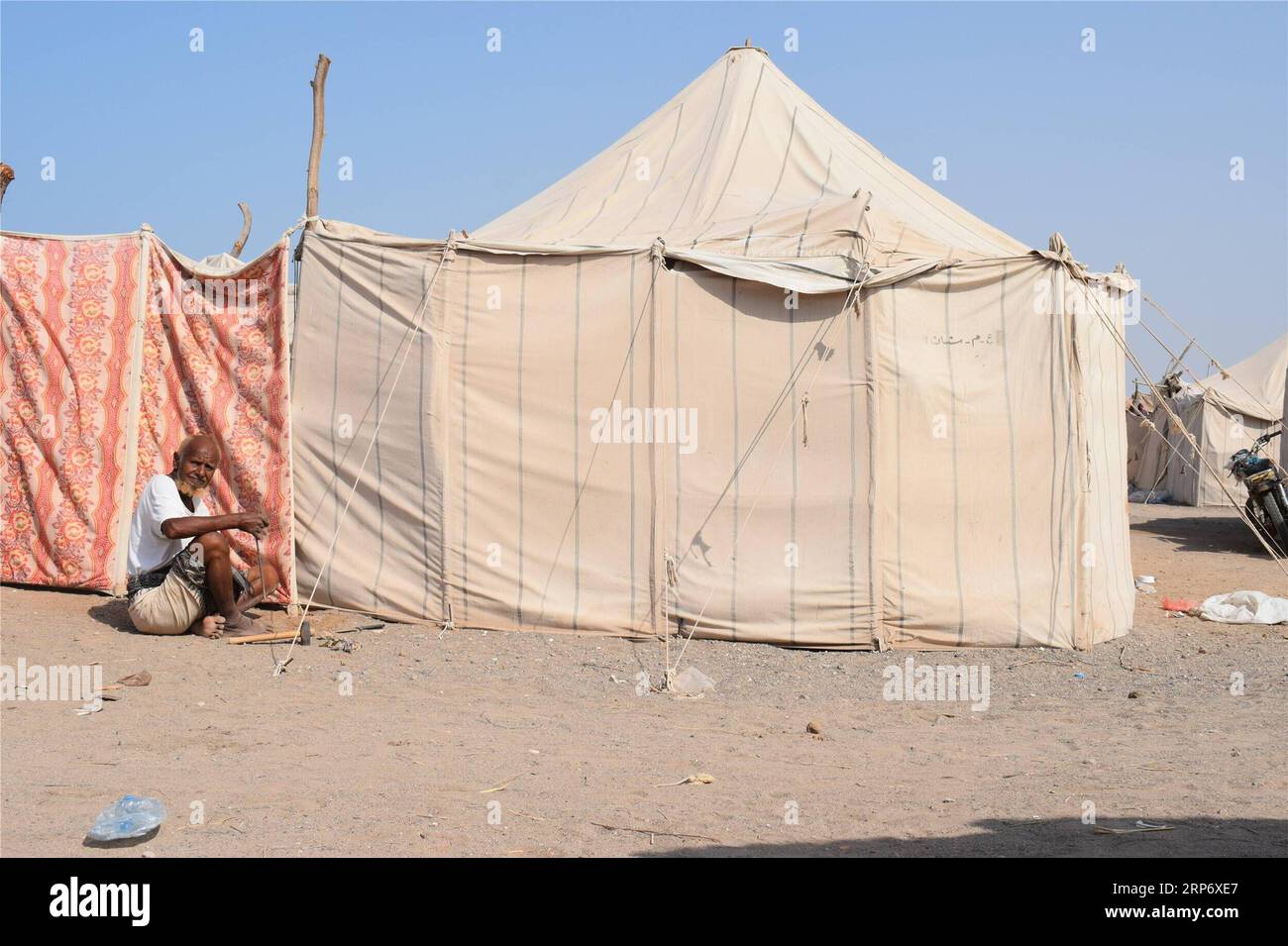 (190121) -- HODEIDAH (JEMEN), 21. Januar 2019 () -- ein alter Mann fixiert sein Zelt am 21. Januar 2019 in einem Vertreibungslager in Hodeidah, Jemen. Die beiden kriegführenden Seiten des Jemen hatten im vergangenen Monat unter der Schirmherrschaft der Vereinten Nationen eine Waffenstillstandsvereinbarung getroffen, doch konnte das Leid der Binnenvertriebenen in der Hafenstadt Hodeidah am Roten Meer nicht verringert werden. () JEMEN-HODEIDAH-BINNENVERTRIEBENE Xinhua PUBLICATIONxNOTxINxCHN Stockfoto