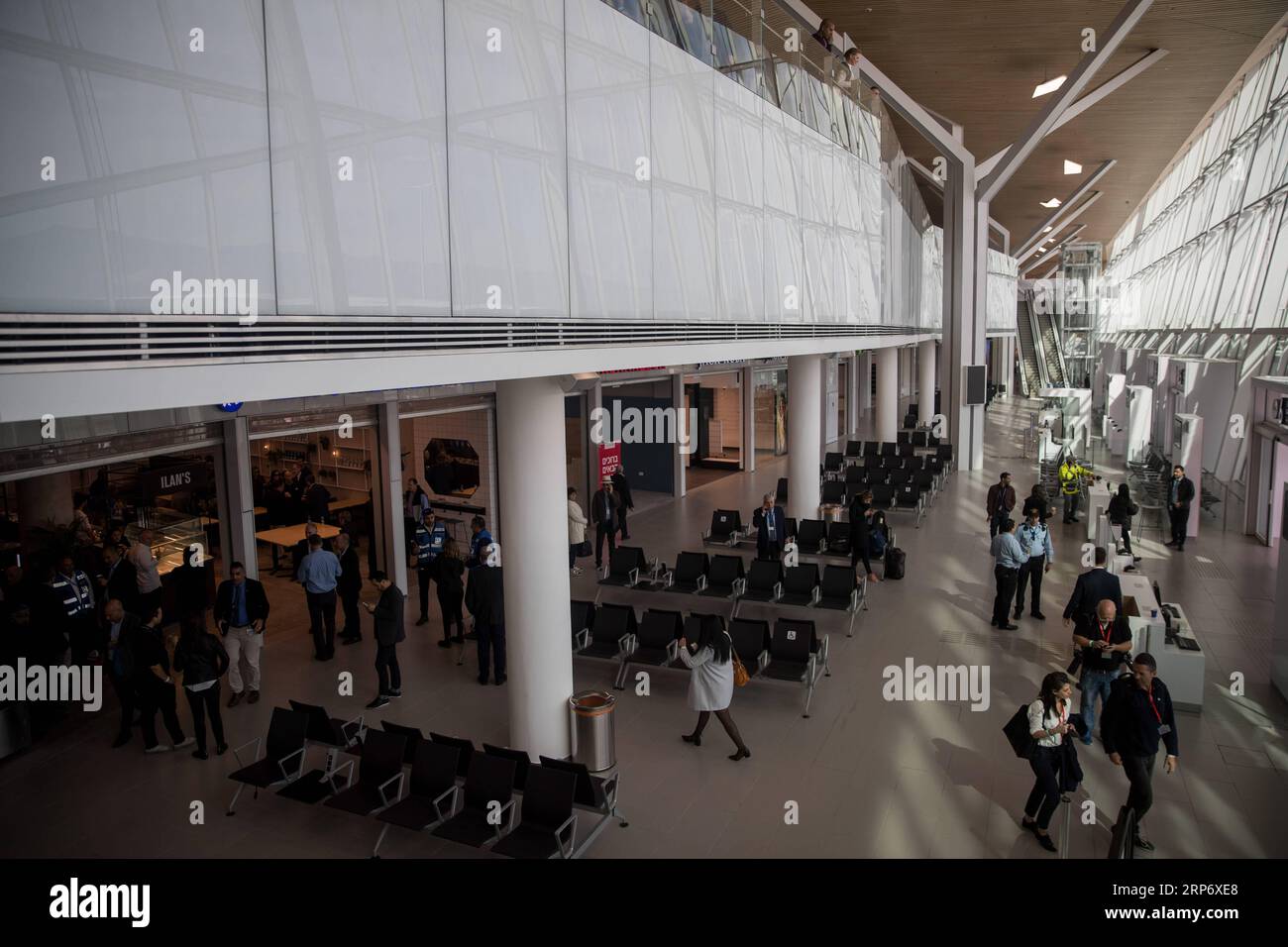 (190121) -- EILAT (ISRAEL), 21. Januar 2019 -- Foto aufgenommen am 21. Januar 2019 zeigt das Innere des neuen Ramon-Flughafens nahe der Küstenstadt Eilat am Roten Meer, Israel. Der israelische Premierminister Benjamin Netanjahu sagte, dass Israel für internationale Flüge viel zugänglicher sei, während einer Eröffnungszeremonie des zweiten internationalen Flughafens des Landes am Montag. Bis jetzt hatte Israel nur einen internationalen Flughafen, Ben Gurion, der sich im Zentrum Israels in der Nähe der Stadt Tel Aviv befand. Der neue Flughafen wird für die Besucher und Bewohner des südlichen Israels viel bequemer sein. ) ISRAEL-EILAT-NEW AIR Stockfoto