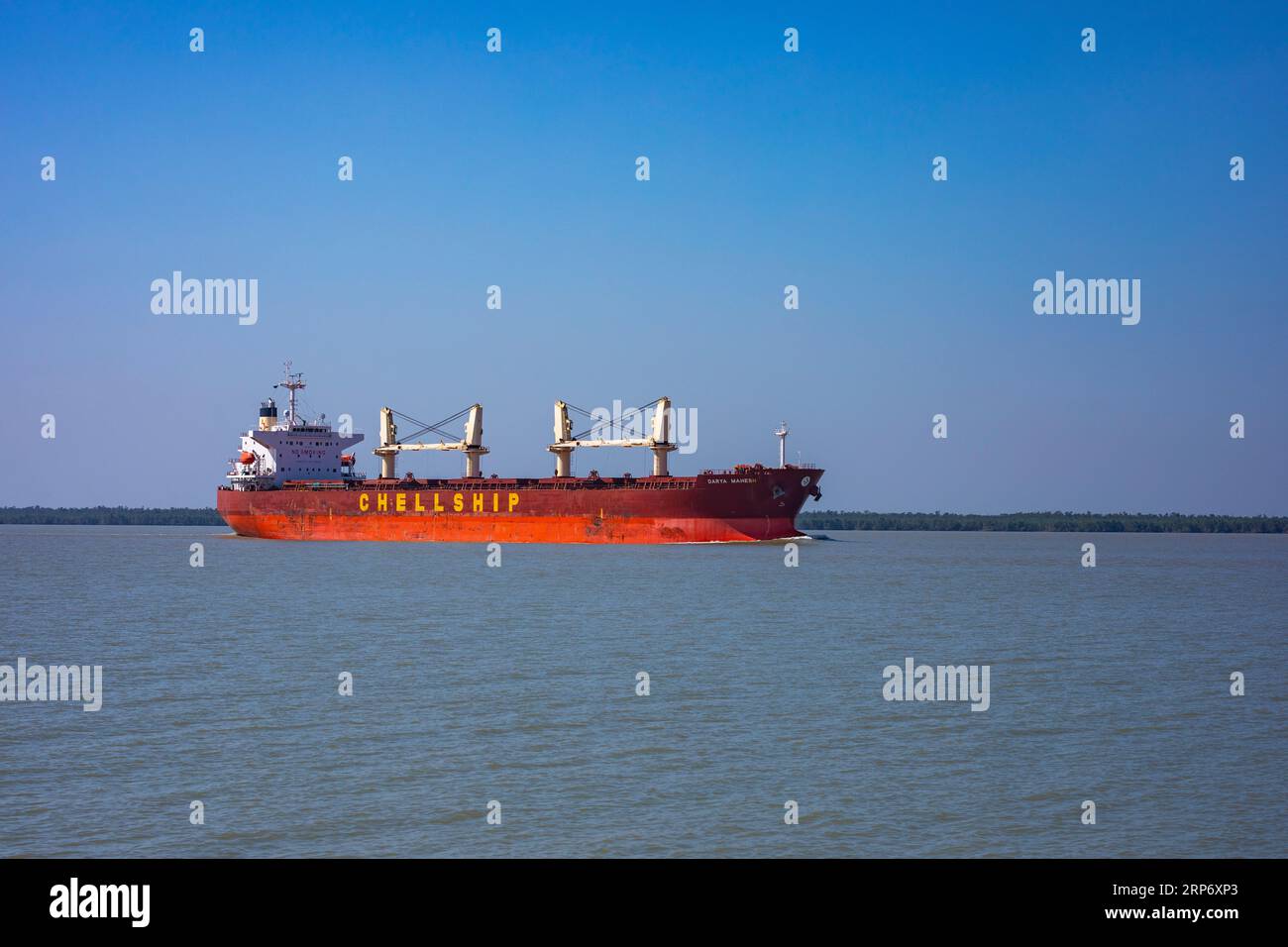 Ein ausländisches Schiff, das in Richtung des Hafens von Mongla fährt. Dies ist der zweitgrößte Seehafen in Bangladesch. Bagerhat, Bangladesch. Stockfoto