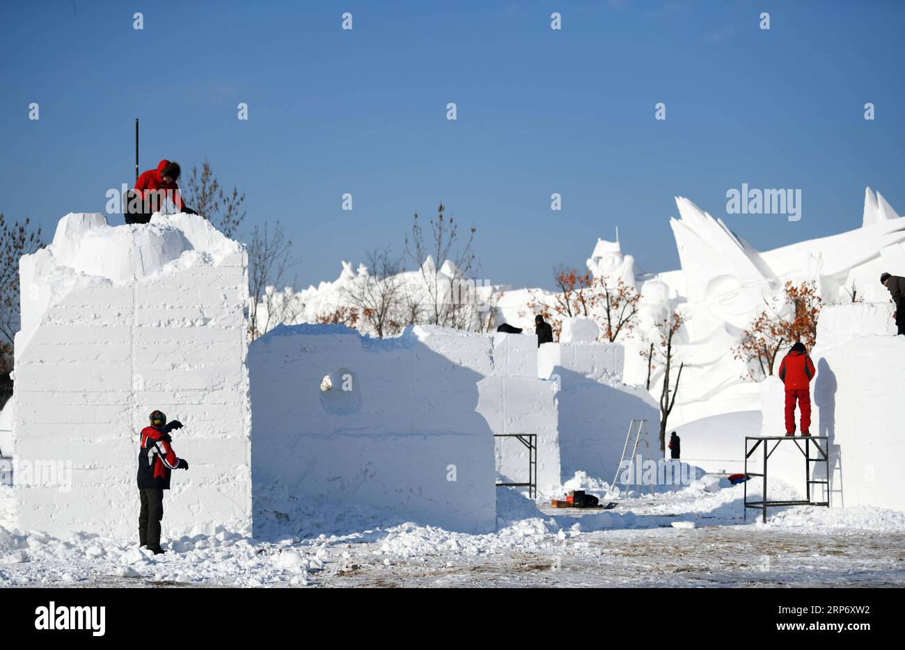 (190122) -- HARBIN, 22. Januar 2019 (Xinhua) -- Teilnehmer arbeiten beim ersten internationalen Kunstelite-Schneeskulpturwettbewerb auf Sun Island im Sun Island International Snow Sculpture Art Expo Park in Harbin, der Hauptstadt der Provinz Heilongjiang im Nordosten Chinas, am 22. Januar 2019. Der Wettbewerb für Schneeskulpturen begann am Montag und zog sieben chinesische und zwei russische Teams an. (Xinhua/Wang Jianwei) CHINA-HEILONGJIANG-HARBIN-ART ELITE-SNOW SCULPTURE COMPETITION (CN) PUBLICATIONxNOTxINxCHN Stockfoto