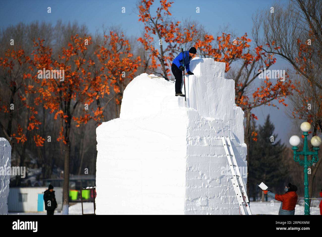 (190122) -- HARBIN, 22. Januar 2019 (Xinhua) -- Teilnehmer arbeiten beim ersten internationalen Kunstelite-Schneeskulpturwettbewerb auf Sun Island im Sun Island International Snow Sculpture Art Expo Park in Harbin, der Hauptstadt der Provinz Heilongjiang im Nordosten Chinas, am 22. Januar 2019. Der Wettbewerb für Schneeskulpturen begann am Montag und zog sieben chinesische und zwei russische Teams an. (Xinhua/Wang Jianwei) CHINA-HEILONGJIANG-HARBIN-ART ELITE-SNOW SCULPTURE COMPETITION (CN) PUBLICATIONxNOTxINxCHN Stockfoto