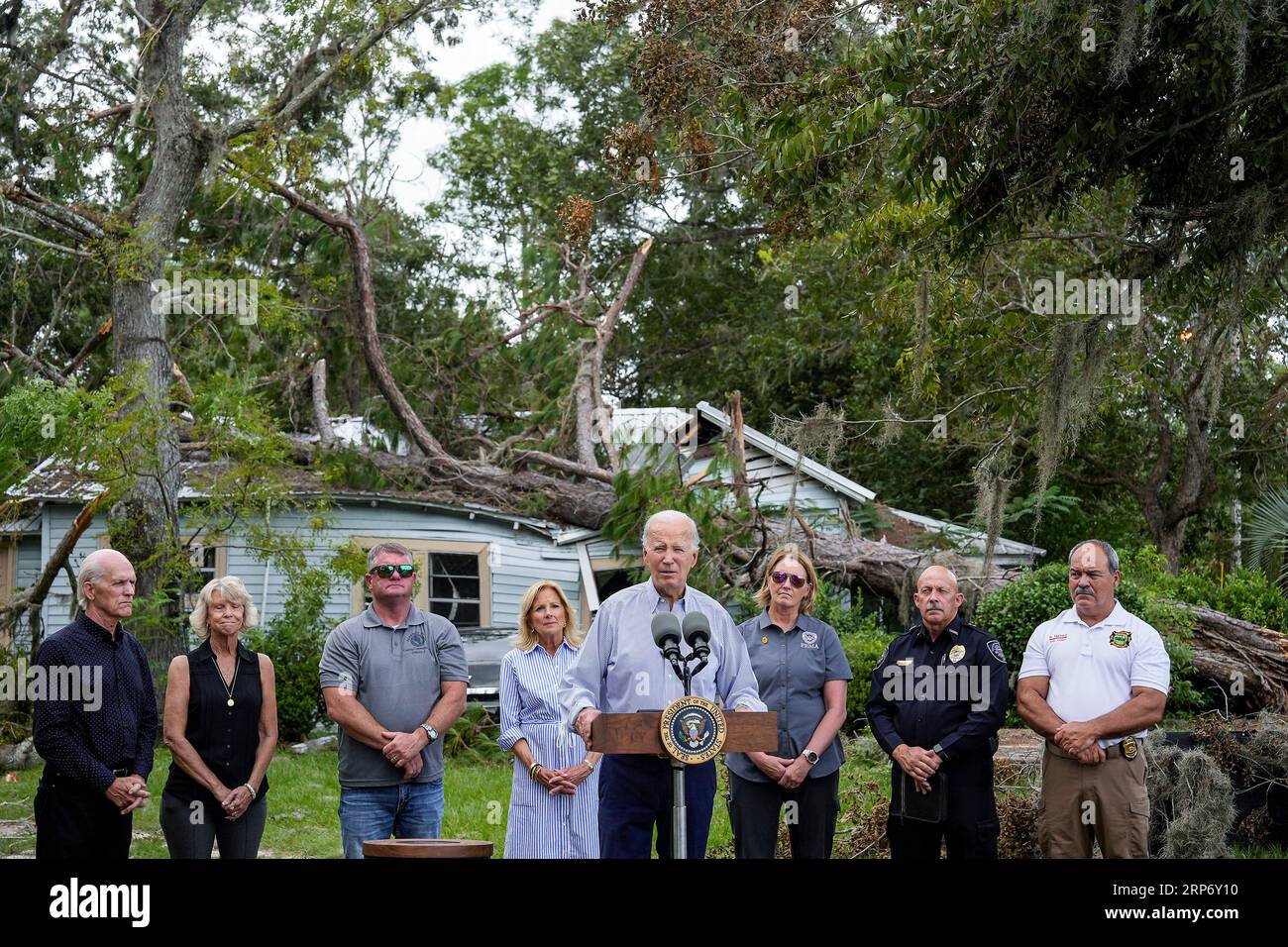 Live Oak, Usa. September 2023. US-Präsident Joe Biden berichtet, dass er vor einem Hurrikan stand, der nach dem Hurrikan Idalia am 2. September 2023 in Live Oak, Florida, in den betroffenen Gebieten zerstört wurde. Quelle: Adam Schultz/White House Photo/Alamy Live News Stockfoto