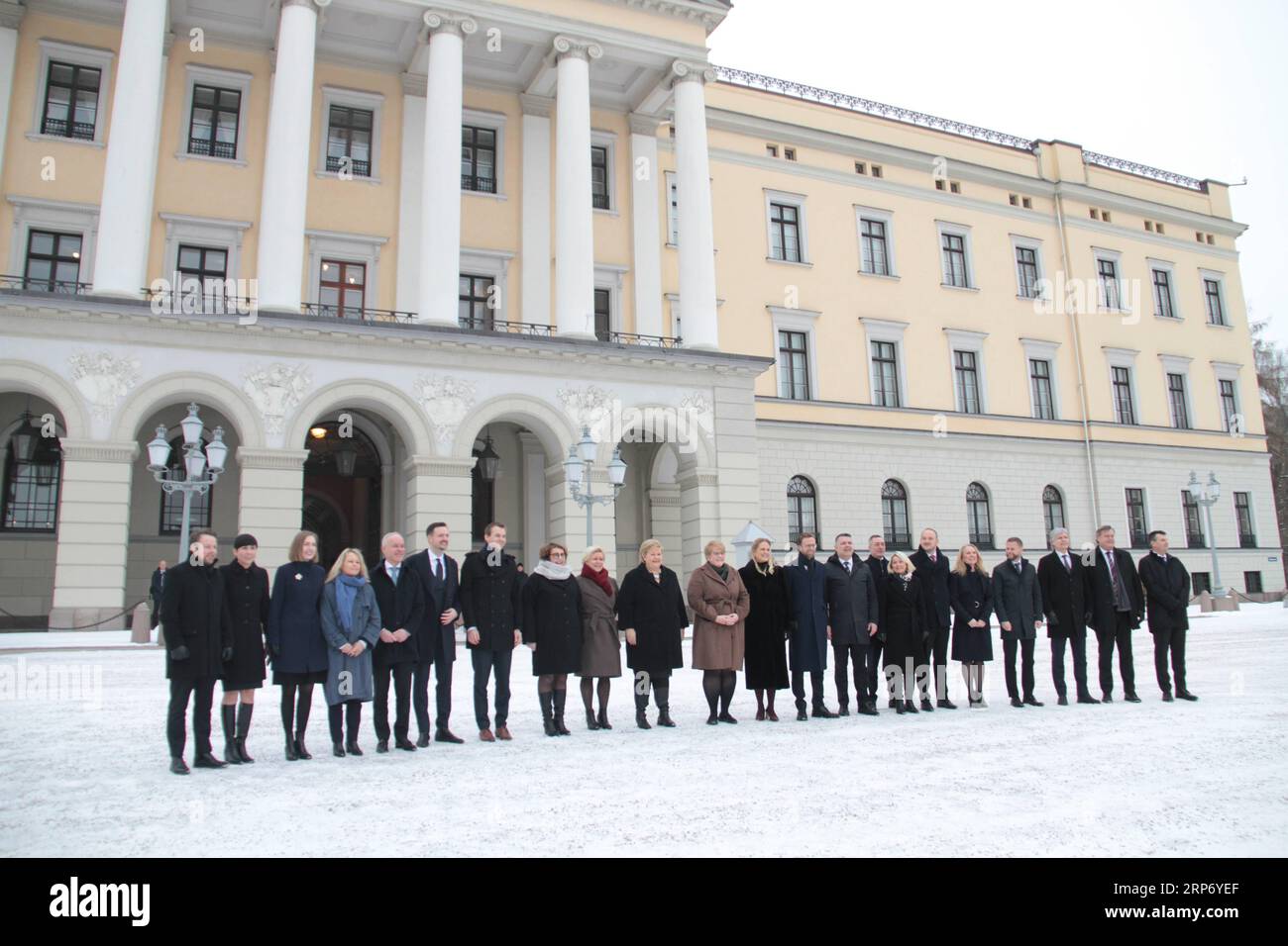 (190122) -- OSLO, 22. Januar 2019 -- Mitglieder des neuen norwegischen Kabinetts treffen sich am 22. Januar 2019 in Oslo, Norwegen, mit der Presse. Norwegen kündigte am Dienstag Änderungen im Kabinett an, nachdem die regierende Dreiparteienkoalition der Minderheit letzte Woche eine Übereinkunft getroffen hatte, die kleine Christlich-Demokratische Partei zur Bildung einer Mitte-Rechts-Mehrheitsregierung hinzuzufügen. ) NORWEGEN-OSLO-KABINETTSMITGLIEDER ZhangxShuhui PUBLICATIONxNOTxINxCHN Stockfoto