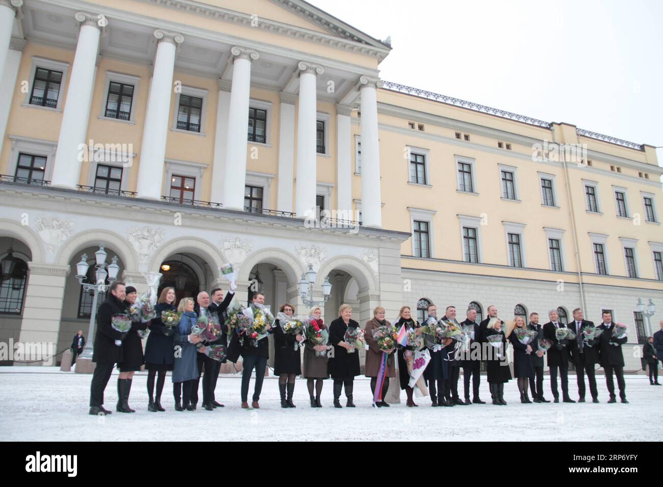 (190122) -- OSLO, 22. Januar 2019 -- Mitglieder des neuen norwegischen Kabinetts treffen sich am 22. Januar 2019 in Oslo, Norwegen, mit der Presse. Norwegen kündigte am Dienstag Änderungen im Kabinett an, nachdem die regierende Dreiparteienkoalition der Minderheit letzte Woche eine Übereinkunft getroffen hatte, die kleine Christlich-Demokratische Partei zur Bildung einer Mitte-Rechts-Mehrheitsregierung hinzuzufügen. ) NORWEGEN-OSLO-KABINETTSMITGLIEDER ZhangxShuhui PUBLICATIONxNOTxINxCHN Stockfoto