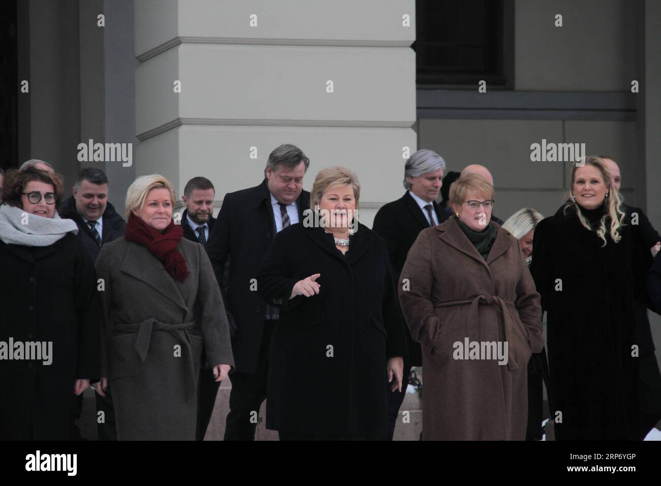 (190122) -- OSLO, 22. Januar 2019 -- Norwegens Ministerpräsident und Vorsitzende der Konservativen Partei Erna Solberg (C, Front), Finanzminister und Vorsitzender der Fortschrittspartei Siv Jensen (2. L, Front), Minister für Kultur und Gleichheit und Vorsitzender der Liberalen Partei Trine Skei Grande (2nd R, Front) und andere Mitglieder des neuen norwegischen Kabinetts treffen sich am 22. Januar 2019 in Oslo, Norwegen, mit der Presse. Norwegen kündigte am Dienstag Änderungen im Kabinett an, nachdem die regierende Dreiparteienkoalition der Minderheit letzte Woche eine Vereinbarung getroffen hatte, um die kleine Christlich-Demokratische Partei zu einem Mitte-Rechts-Mehrheitsgouverneur hinzuzufügen Stockfoto