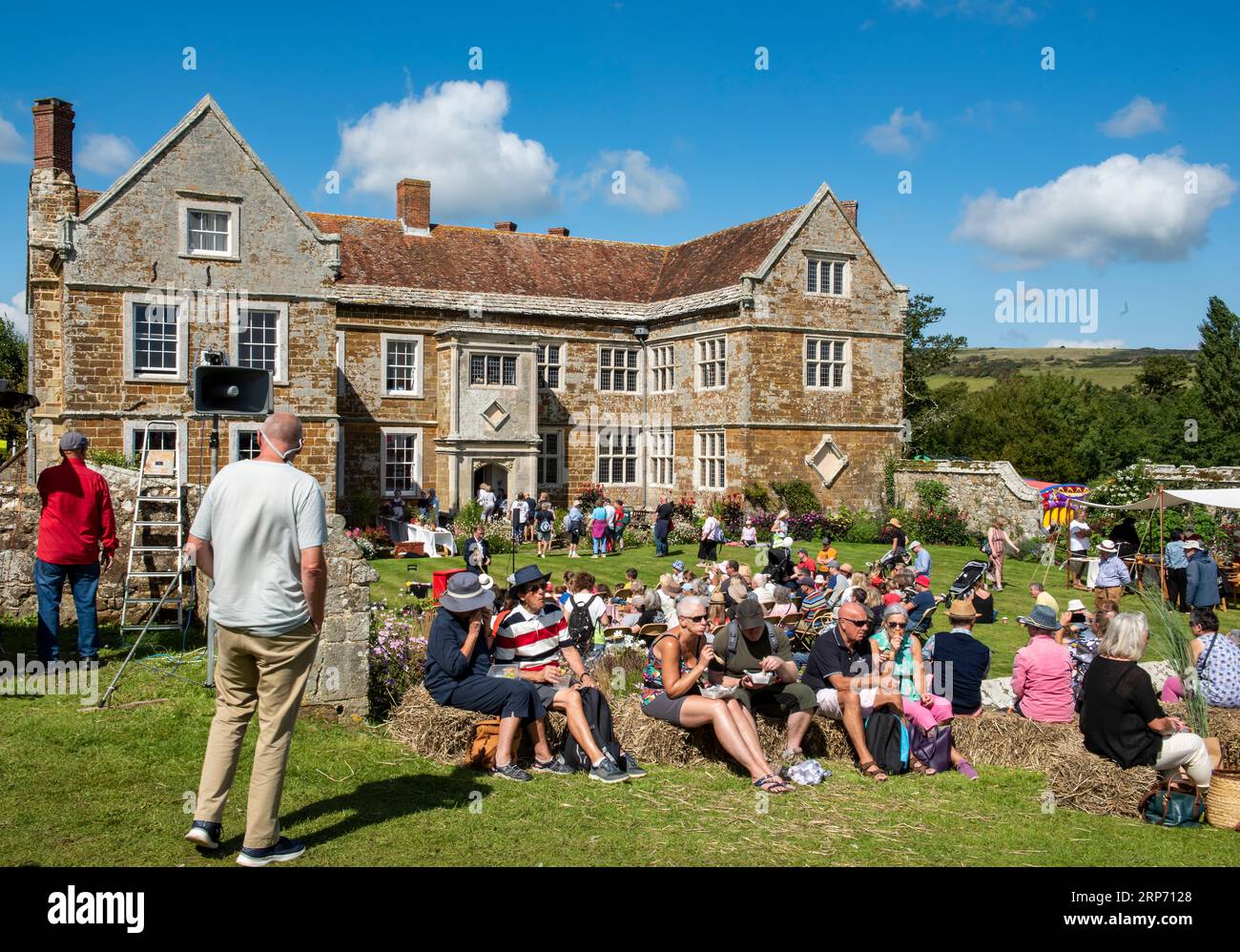 Leute und Familien genießen ein Sommergartenfest und feiern im wolverton Manor auf der isle of wight uk Stockfoto
