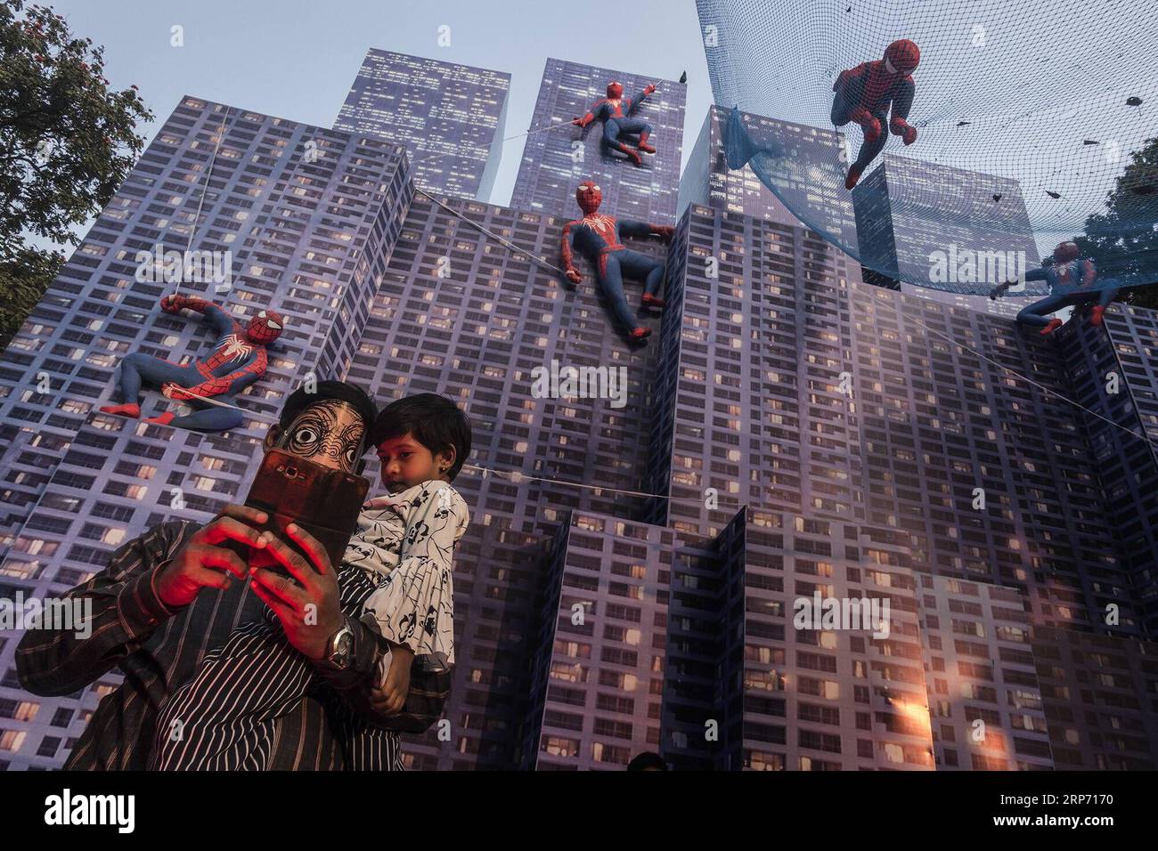 (190124) -- PEKING, 24. Januar 2019 -- Ein Besucher und ein Kind stehen vor Spiderman-Installationen während des Kolkata International Children s Film Festival (KICFF) in Kalkata, Indien, 23. Januar 2019. Rund 200 Filme werden auf dem Festival gezeigt, das bis zum 27. Januar 2019 läuft. ) XINHUA FOTOS DES TAGES TumpaxMondal PUBLICATIONxNOTxINxCHN Stockfoto