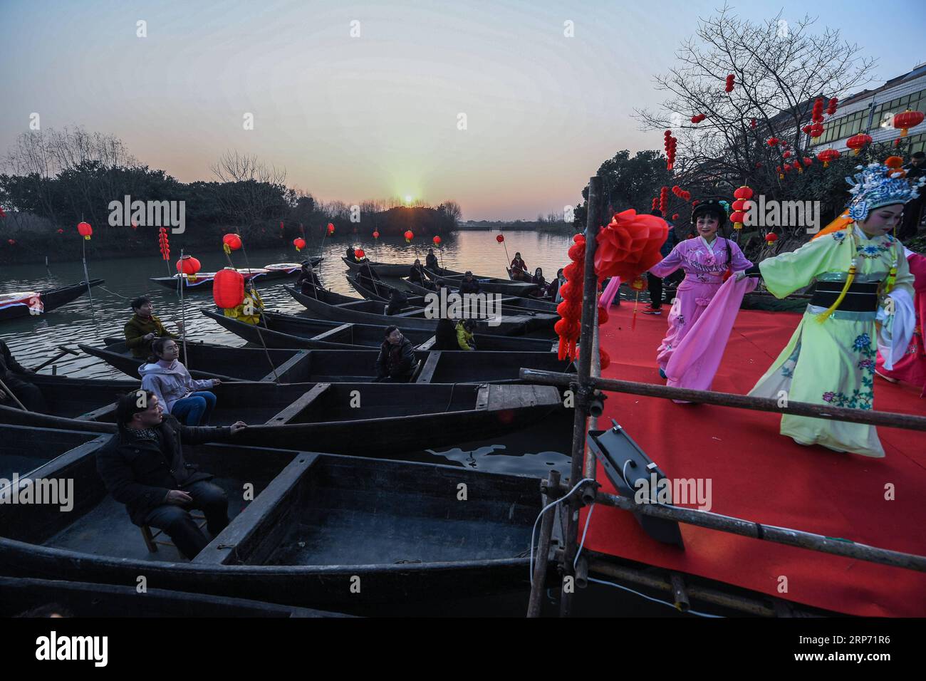 (190124) -- HANGZHOU, 24. Januar 2019 (Xinhua) -- Dorfbewohner sehen traditionelle Oper im Hexidai-Dorf der Gemeinde Tangqi in Hangzhou, Hauptstadt der ostchinesischen Provinz Zhejiang, 23. Januar 2019. Traditionelle chinesische klassische Opern wie Liang Shanbo und Zhu Yingtai, auch bekannt als Schmetterlingsliebhaber, werden im Hexidai Village vor dem Mondneujahr oder dem Frühlingsfest, das dieses Jahr am 5. Februar stattfindet, aufgeführt. (Xinhua/Xu Yu) CHINA-ZHEJIANG-LUNAR NEW YEAR-FOLK OPERA (CN) PUBLICATIONxNOTxINxCHN Stockfoto