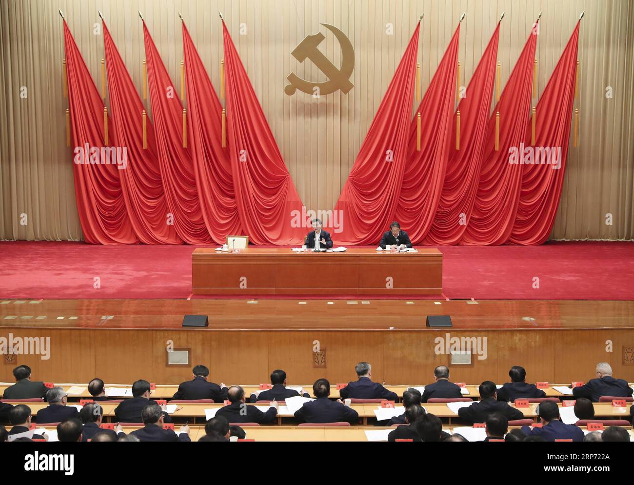 (190124) -- PEKING, 24. Januar 2019 -- Wang Huning, Mitglied des Ständigen Ausschusses des Politbüros des Zentralkomitees der Kommunistischen Partei Chinas (KPCh) und Mitglied des Sekretariats des Zentralkomitees der KPCh, spricht über den Beginn einer Studienseminar an der Parteischule des Zentralkomitees der KPCh, an der hochrangige Beamte der Provinz und der Ministerien in Peking, der Hauptstadt Chinas, am 24. Januar 2019 teilnahmen. Wang forderte entschiedene Anstrengungen, um den Kampf um die Verhinderung und Entschärfung aller größeren Risiken zu gewinnen und eine nachhaltige und gesunde Entwicklung der Wirtschaft und der sozialen Stabilität zu gewährleisten. Stockfoto (190124) -- PEKING, 24. Januar 2019 -- Wang Huning, Mitglied des Ständigen Ausschusses des Politbüros des Zentralkomitees der Kommunistischen Partei Chinas (KPCh) und Mitglied des Sekretariats des Zentralkomitees der KPCh, spricht über den Beginn einer Studienseminar an der Parteischule des Zentralkomitees der KPCh, an der hochrangige Beamte der Provinz und der Ministerien in Peking, der Hauptstadt Chinas, am 24. Januar 2019 teilnahmen. Wang forderte entschiedene Anstrengungen, um den Kampf um die Verhinderung und Entschärfung aller größeren Risiken zu gewinnen und eine nachhaltige und gesunde Entwicklung der Wirtschaft und der sozialen Stabilität zu gewährleisten. Stockfoto