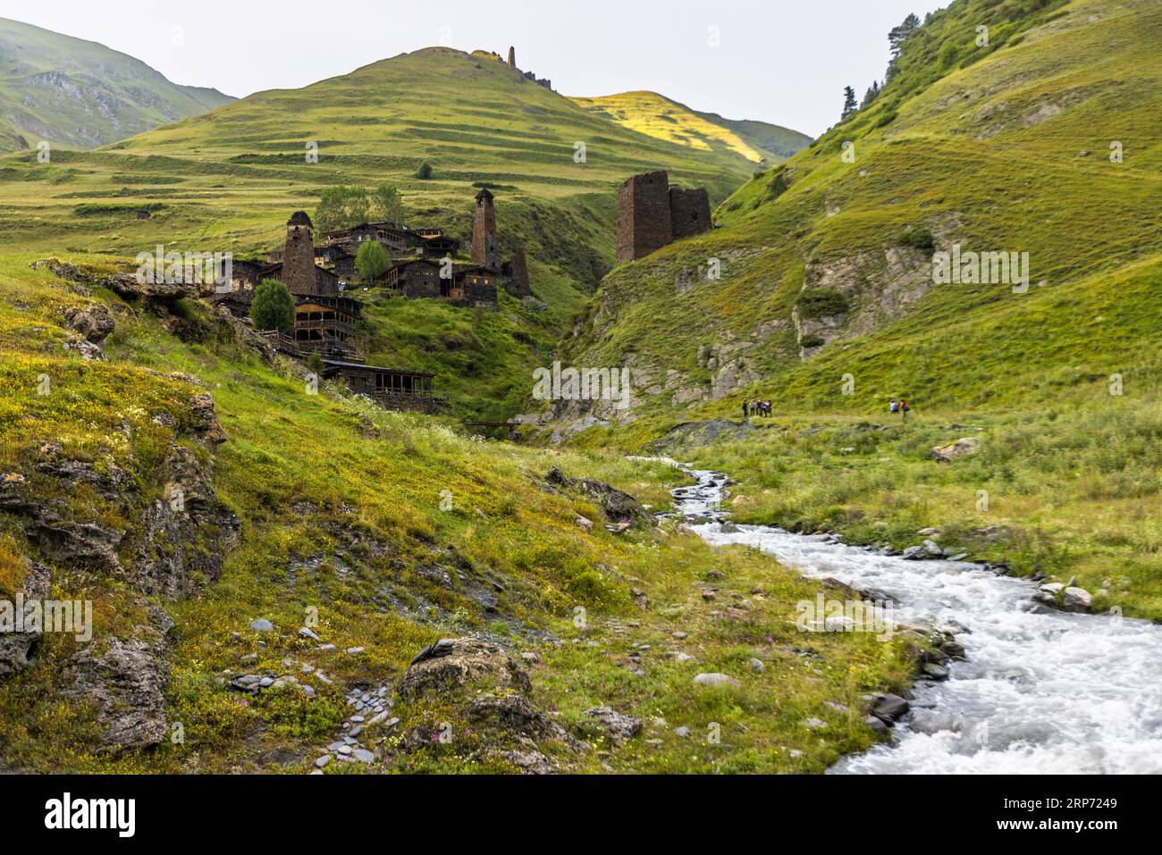 Hinter dem befestigten Dorf Dartlo, wenige Kilometer vor der tschetschenischen Grenze, können Sie die Burg Kvavlo sehen. In Georgien Stockfoto