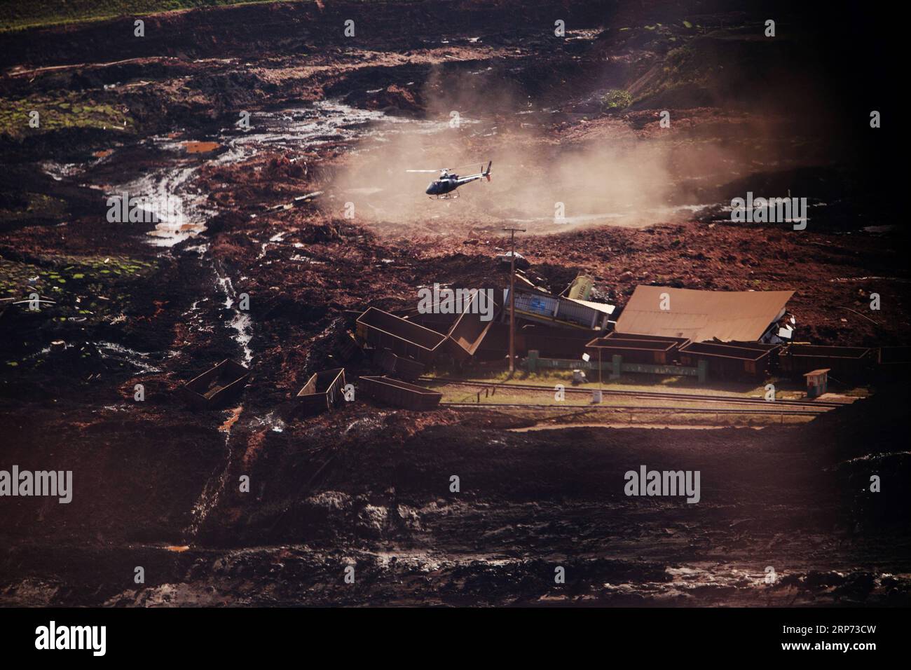 190126 -- PEKING, 26. Januar 2019 -- Foto aufgenommen am 25. Januar 2019 zeigt einen Hubschrauber, der über den Ort des Einsturzes eines Staudamms in Brumadinho in der Nähe von Belo Horizonte, Bundesstaat Minas Gerais, Brasilien fliegt. Mindestens sieben Menschen wurden getötet, neun verletzt und mindestens 150 weitere sind verschwunden, nachdem am Freitagnachmittag ein Bergungsdamm im südöstlichen Bundesstaat Minas Gerais eingestürzt war, teilte die Regierung am Freitagabend mit. Ernesto Rodrigues/XINHUA FOTOS DES TAGES AGENCIAxESTADO PUBLICATIONxNOTxINxCHN Stockfoto