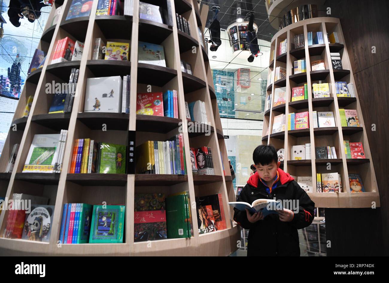 (190127) -- CHONGQING, 27. Januar 2019 (Xinhua) -- Ein Junge liest in einem Buchladen im südwestchinesischen Chongqing, 26. Januar 2019. (Xinhua/Wang Quanchao) CHINA-CHONGQING-BOOKSTORE (CN) PUBLICATIONxNOTxINxCHN Stockfoto