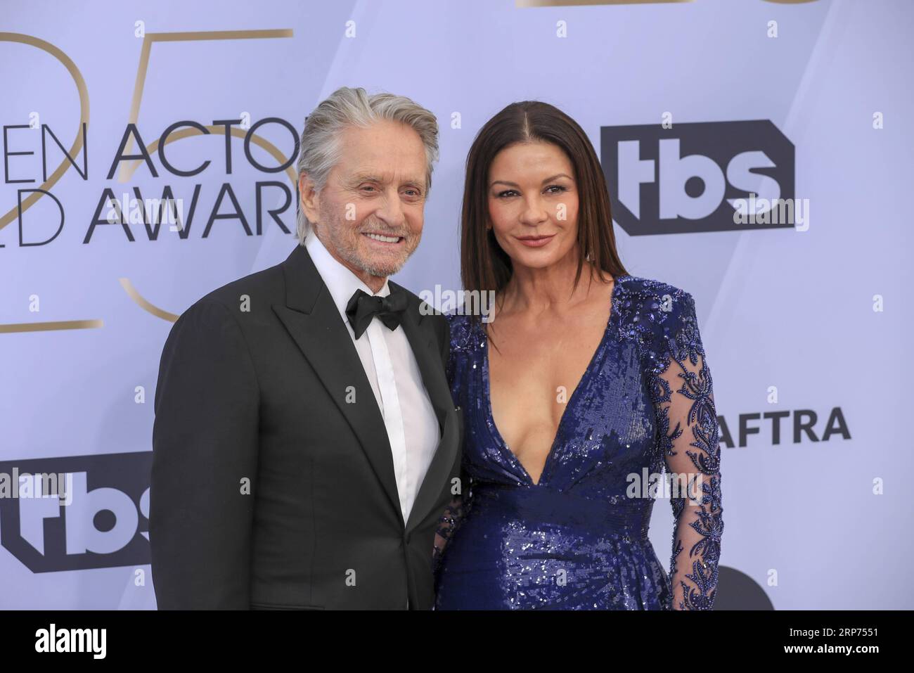 (190128) -- LOS ANGELES, 28. Januar 2019 -- Schauspieler Michael Douglas (L) und seine Frau Catherine Zeta-Jones kommen am 27. Januar 2019 für die 25. Jährlichen Screen Actors Guild Awards im Shrine Auditorium in Los Angeles, USA. Li Ying) U.S.-LOS ANGELES-sag VERLEIHT liying3 PUBLICATIONxNOTxINxCHN Stockfoto