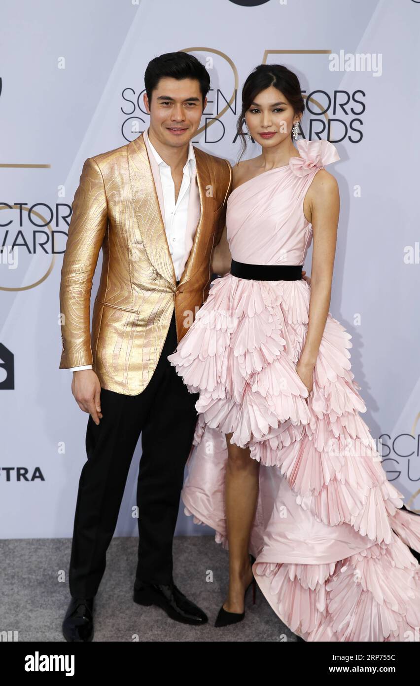 (190128) -- LOS ANGELES, 28. Januar 2019 -- Schauspieler Henry Golding und Schauspielerin Gemma Chan kommen am 27. Januar 2019 für die 25. Jährlichen Screen Actors Guild Awards im Shrine Auditorium in Los Angeles, USA. Li Ying) U.S.-LOS ANGELES-sag VERLEIHT liying3 PUBLICATIONxNOTxINxCHN Stockfoto