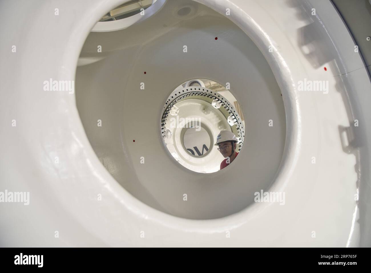 (190129) -- PEKING, 29. Januar 2019 (Xinhua) -- Ein Mitarbeiter arbeitet an der Produktionslinie von Windkraftanlagen in Hami, Nordwestchinas autonomer Region Xinjiang Uygur, 20. September 2018. Die neue Energieerzeugung verzeichnete im vergangenen Jahr in der autonomen Region Xinjiang Uygur im Nordwesten Chinas ein zweistelliges Wachstum, während Anstrengungen unternommen wurden, den Kohleverbrauch zu senken, um den Energiemix zu verbessern. Laut der regionalen Entwicklungs- und reformkommission stieg die Wind- und Solarstromerzeugung um 15,2 Prozent bzw. um 13,6 Prozent auf 36 Milliarden kwh bzw. 11,7 Milliarden kwh. Es gab 22,9 Prozent der installierten Windenergie an Stockfoto