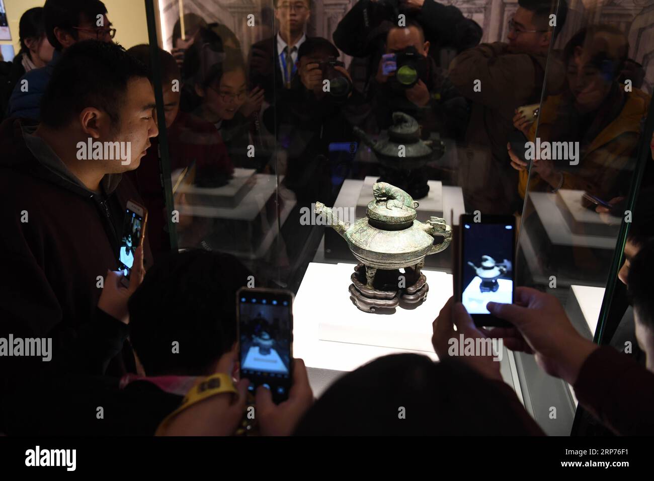 (190129) -- PEKING, 29. Januar 2019 (Xinhua) -- Besucher sehen das Schiff, das als Bronzetiger Ying bekannt ist, im National Museum of China in Peking, Hauptstadt von China, 29. Januar 2019. Ein geplündertes chinesisches Bronzeschiff, das letzten November nach China zurückgekehrt ist, ist in einer exklusiven Ausstellung im National Museum of China zu sehen. Das Schiff aus der Zeit des westlichen Zhou (1046 v. Chr. bis 771 v. Chr.) wurde im April 2018 von den britischen Canterbury Auction Galleries versteigert und später dank der Bemühungen der chinesischen Staatlichen Verwaltung für Kulturerbe im November nach China zurückgeschickt. Es wurde hinzugefügt Stockfoto