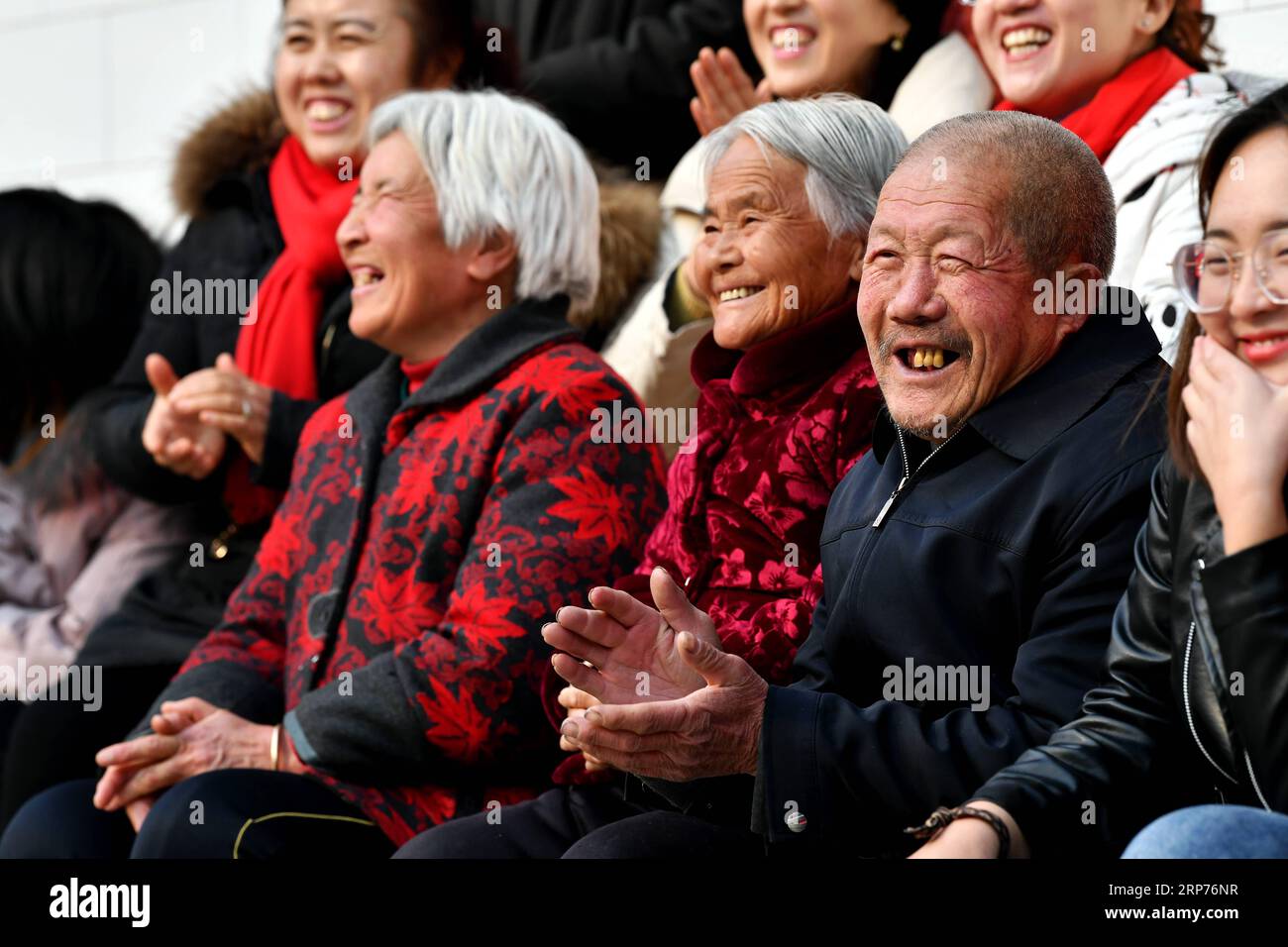 (190129) -- WENXI COUNTY, 29. Januar 2019 (Xinhua) -- Bewohner der Siedlung Home of Happiness Armutsbekämpfung sehen sich eine Choraufführung im Dorf Zhangcailing der Gemeinde Yangyu, Kreis Wenxi, Provinz Shanxi in Nordchina, 25. Januar 2019 an. Über Generationen hinweg haben die Bewohner des Dorfes Zhangcailing aufgrund der geografischen Isolation, der schlechten Infrastruktur und des Mangels an unterstützenden Industrien kaum ihren Lebensunterhalt abgekratzt. Um die Dorfbewohner aus der Armut zu befreien, hat die Regierung ihre finanzielle Unterstützung erhöht, um die Landwirtschaft und die an die örtlichen Bedingungen angepasste Haltung zu fördern. Durch Einpflanzen von Sichuanpfeffer Stockfoto