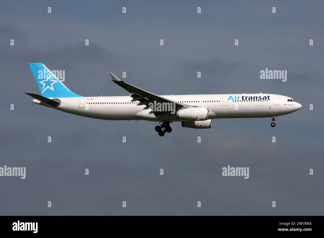 Ein Airbus A330-300, der von Smartlynx für Air Transat betrieben wird, nähert sich dem Flughafen London Gatwick Stockfoto
