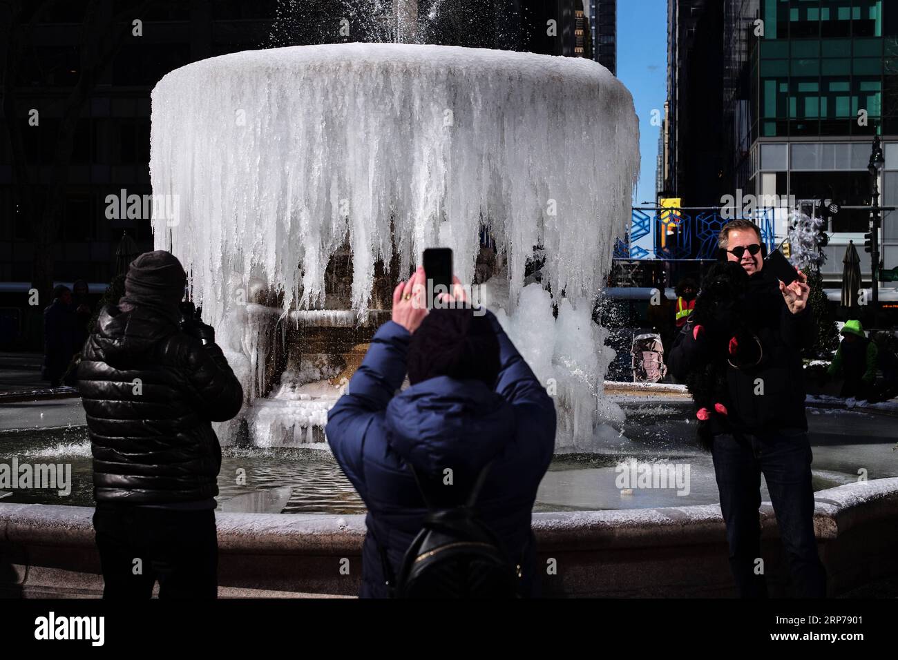 (190201) -- PEKING, 1. Februar 2019 -- Menschen machen Fotos vor einem gefrorenen Brunnen im Bryant Park in New York, USA, 31. Januar 2019. Das durch den Polarwirbel im mittleren westen der Vereinigten Staaten verursachte eisige Wetter hat sich seit Mittwoch mit Schneefällen und starken Windböen bis nach New York ausgeweitet, wodurch die niedrigste Temperatur auf -12 Grad Celsius sinkt. ) XINHUA FOTOS DES TAGES LixMuzi PUBLICATIONxNOTxINxCHN Stockfoto