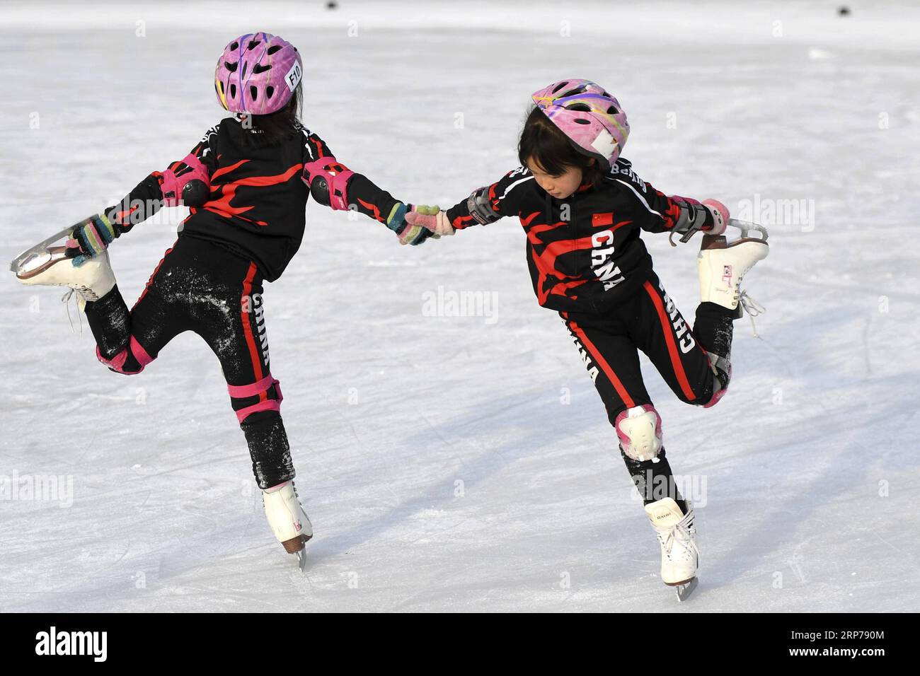 (190201) - Peking, Februar 1, 2019 (Xinhua) - Foto auf Jan. 9, 2019 zeigt Studenten üben während einer Schulung bei Taipingzhuang zentrale Grundschule im Landkreis Yanqing von Peking, der Hauptstadt von China. Taipingzhuang zentrale Grundschule direkt am Fuße des Xiaohaituo Bergen, wo die Veranstaltungsorte für Beijing 2022 Olympischen Winterspiele im Bau befinden. Die Lehrer der Taipingzhuang zentrale Grundschule haben eine experimentelle Ackerland in eine saisonale Eisbahn für die Schüler hier lernen, Skaten seit 2016 gedreht. Die Schule stellte einen erfahrenen Coach, Li Chunyu, Stockfoto