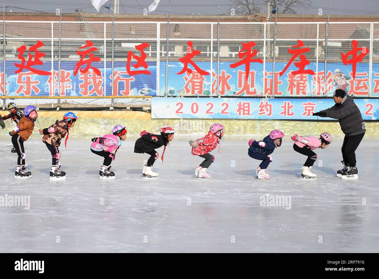 (190201) - Peking, Februar 1, 2019 (Xinhua) - Foto auf Jan. 9, 2019 zeigt studnets Üben mit Ihrem Trainer Li Chunyu (1. R) bei einem skating Training an Taipingzhuang zentrale Grundschule im Landkreis Yanqing von Peking, der Hauptstadt von China. Taipingzhuang zentrale Grundschule direkt am Fuße des Xiaohaituo Bergen, wo die Veranstaltungsorte für Beijing 2022 Olympischen Winterspiele im Bau befinden. Die Lehrer der Taipingzhuang zentrale Grundschule haben eine experimentelle Ackerland in eine saisonale Eisbahn für die Schüler hier lernen, Skaten seit 2016 gedreht. Die scho Stockfoto