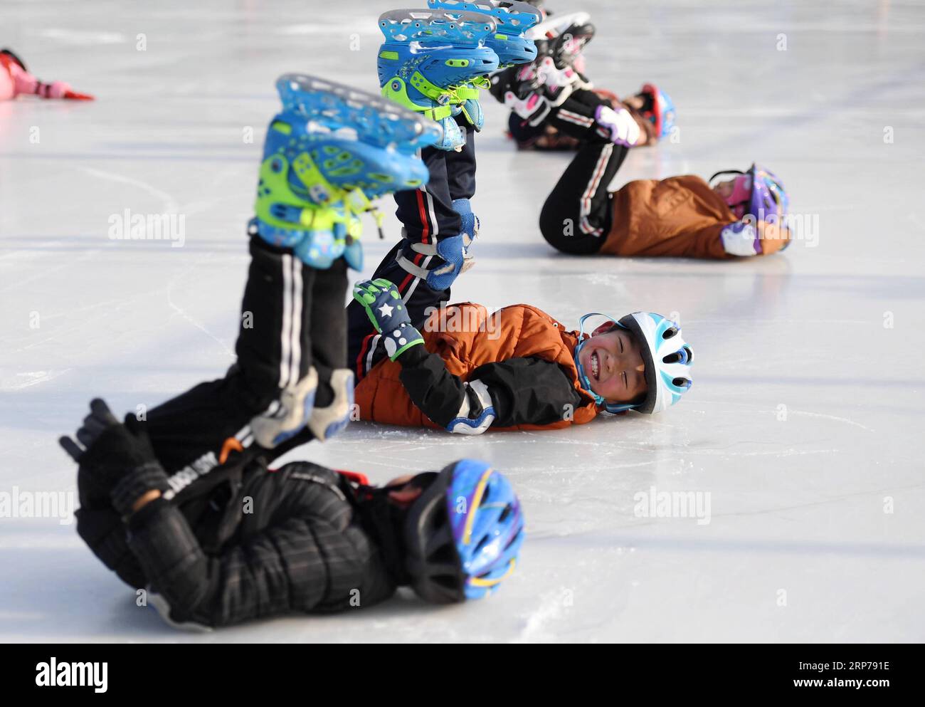 (190201) - Peking, Februar 1, 2019 (Xinhua) - Foto auf Jan. 9, 2019 zeigt studnets, Warm-up Übungen während eines skating Training an Taipingzhuang zentrale Grundschule im Landkreis Yanqing von Peking, der Hauptstadt von China. Taipingzhuang zentrale Grundschule direkt am Fuße des Xiaohaituo Bergen, wo die Veranstaltungsorte für Beijing 2022 Olympischen Winterspiele im Bau befinden. Die Lehrer der Taipingzhuang zentrale Grundschule haben eine experimentelle Ackerland in eine saisonale Eisbahn für die Schüler hier lernen, Skaten seit 2016 gedreht. Die Schule stellte einen erfahrenen Stockfoto