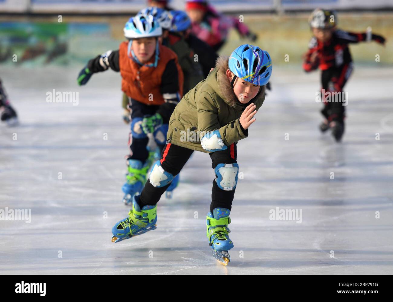 (190201) - Peking, Februar 1, 2019 (Xinhua) - Foto auf Jan. 9, 2019 zeigt Studenten üben während einer Schulung bei Taipingzhuang zentrale Grundschule im Landkreis Yanqing von Peking, der Hauptstadt von China. Taipingzhuang zentrale Grundschule direkt am Fuße des Xiaohaituo Bergen, wo die Veranstaltungsorte für Beijing 2022 Olympischen Winterspiele im Bau befinden. Die Lehrer der Taipingzhuang zentrale Grundschule haben eine experimentelle Ackerland in eine saisonale Eisbahn für die Schüler hier lernen, Skaten seit 2016 gedreht. Die Schule stellte einen erfahrenen Coach, Li Chunyu, Stockfoto