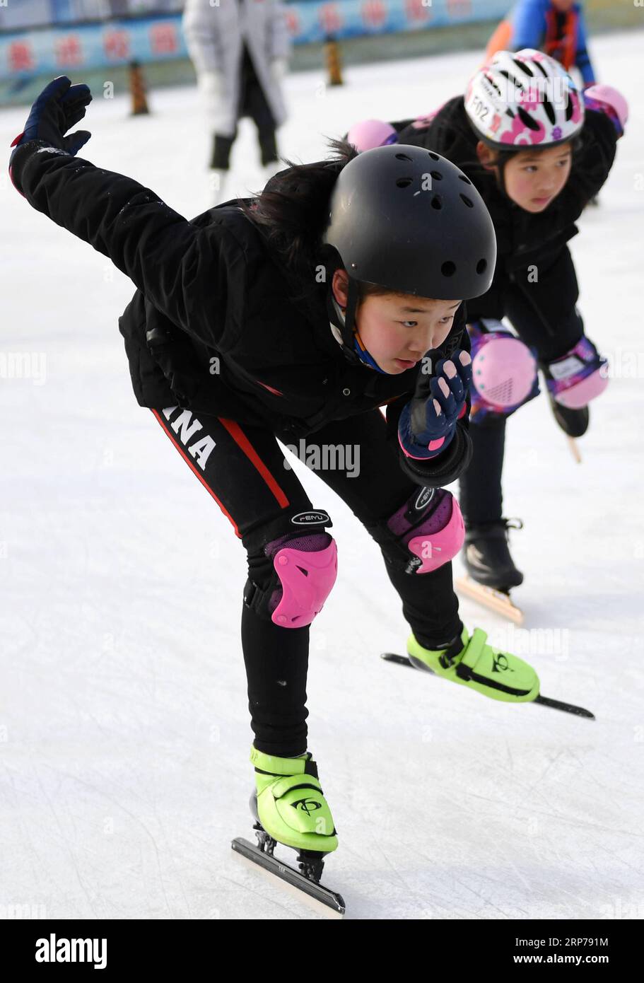 (190201) - Peking, Februar 1, 2019 (Xinhua) - Foto auf Jan. 9, 2019 zeigt Wang Aoyun (vorne) und ihre Freunde üben während einer Schulung bei Taipingzhuang zentrale Grundschule im Landkreis Yanqing von Peking, der Hauptstadt von China. Taipingzhuang zentrale Grundschule direkt am Fuße des Xiaohaituo Bergen, wo die Veranstaltungsorte für Beijing 2022 Olympischen Winterspiele im Bau befinden. Die Lehrer der Taipingzhuang zentrale Grundschule haben eine experimentelle Ackerland in eine saisonale Eisbahn für die Schüler hier lernen, Skaten seit 2016 gedreht. Die Schule stellte eine Erfah Stockfoto