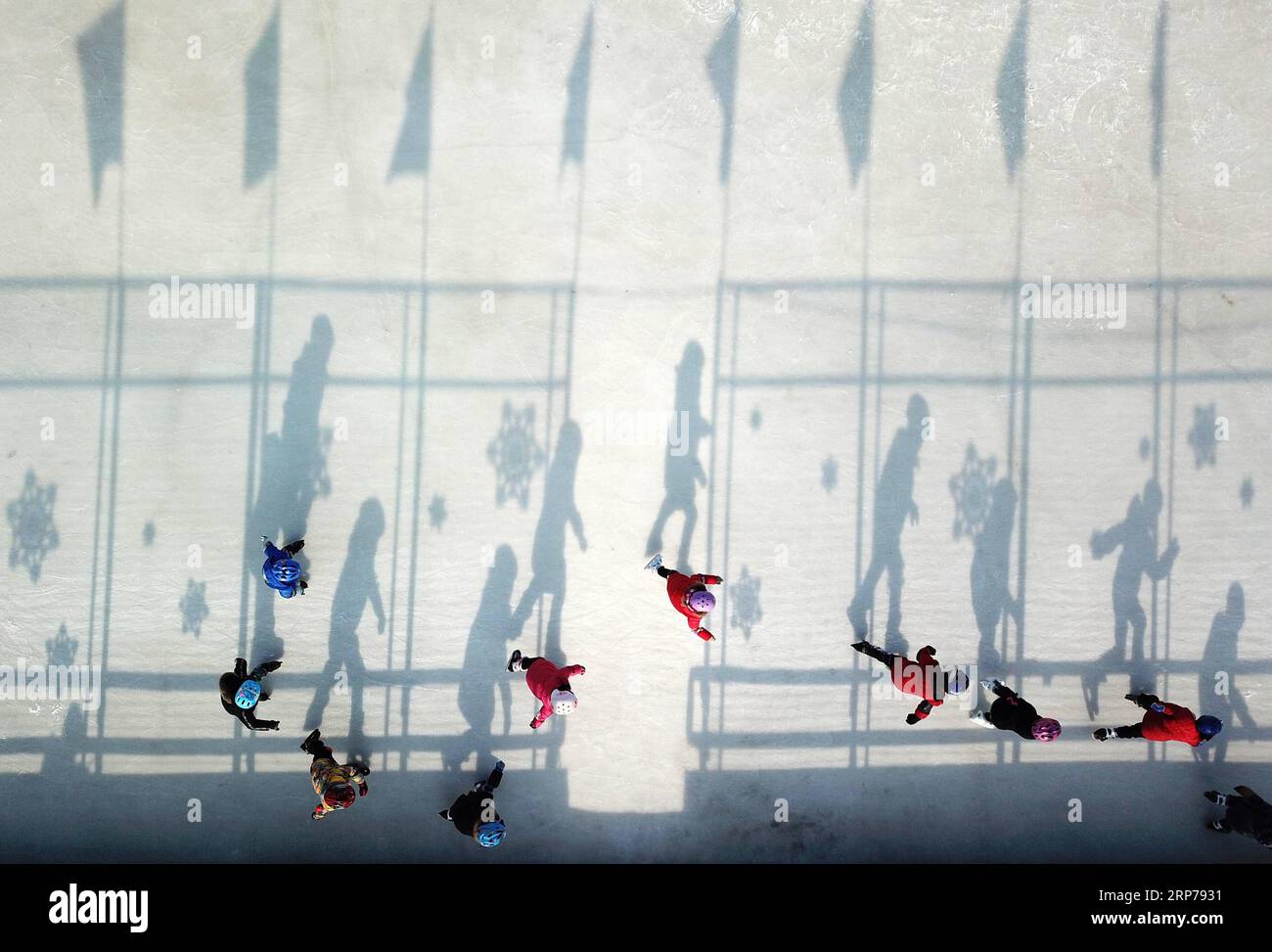 (190201) - Peking, Februar 1, 2019 (Xinhua) - Foto auf Jan. 10, 2019 zeigt Studenten üben während einer Schulung bei Taipingzhuang zentrale Grundschule im Landkreis Yanqing von Peking, der Hauptstadt von China. Taipingzhuang zentrale Grundschule direkt am Fuße des Xiaohaituo Bergen, wo die Veranstaltungsorte für Beijing 2022 Olympischen Winterspiele im Bau befinden. Die Lehrer der Taipingzhuang zentrale Grundschule haben eine experimentelle Ackerland in eine saisonale Eisbahn für die Schüler hier lernen, Skaten seit 2016 gedreht. Die Schule stellte einen erfahrenen Coach, Li Chunyu, t Stockfoto