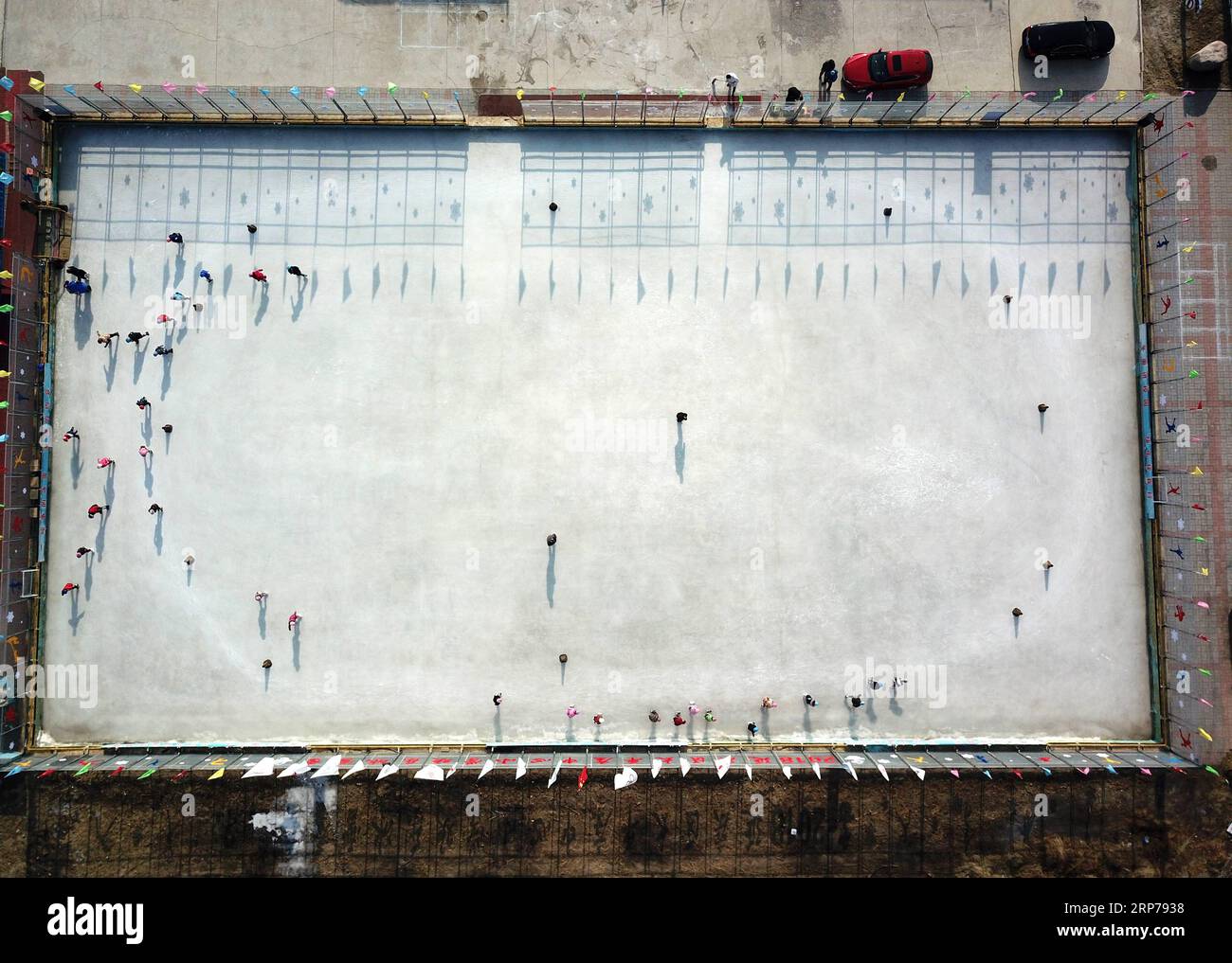 (190201) - Peking, Februar 1, 2019 (Xinhua) - Foto auf Jan. 10, 2019 zeigt Studenten üben während einer Schulung bei Taipingzhuang zentrale Grundschule im Landkreis Yanqing von Peking, der Hauptstadt von China. Taipingzhuang zentrale Grundschule direkt am Fuße des Xiaohaituo Bergen, wo die Veranstaltungsorte für Beijing 2022 Olympischen Winterspiele im Bau befinden. Die Lehrer der Taipingzhuang zentrale Grundschule haben eine experimentelle Ackerland in eine saisonale Eisbahn für die Schüler hier lernen, Skaten seit 2016 gedreht. Die Schule stellte einen erfahrenen Coach, Li Chunyu, t Stockfoto