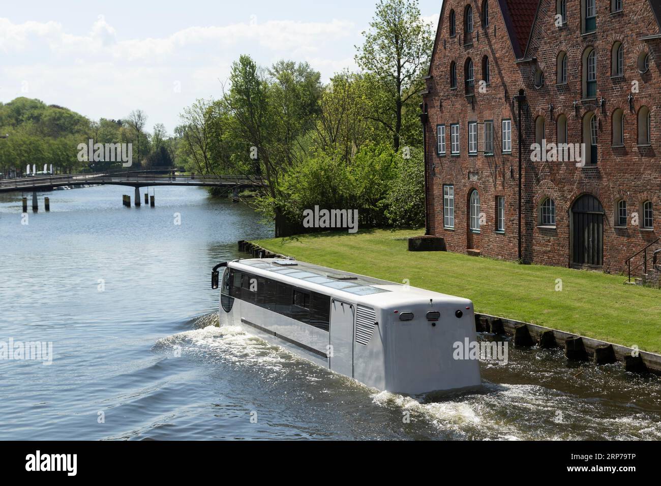 Stadtbesichtigung mit Splashtour Luebeck Wasserbus und Salzlager, historische Lagerhäuser an der Obertrave im Backsteinstil Renaissance und Backsteinbarock Stockfoto