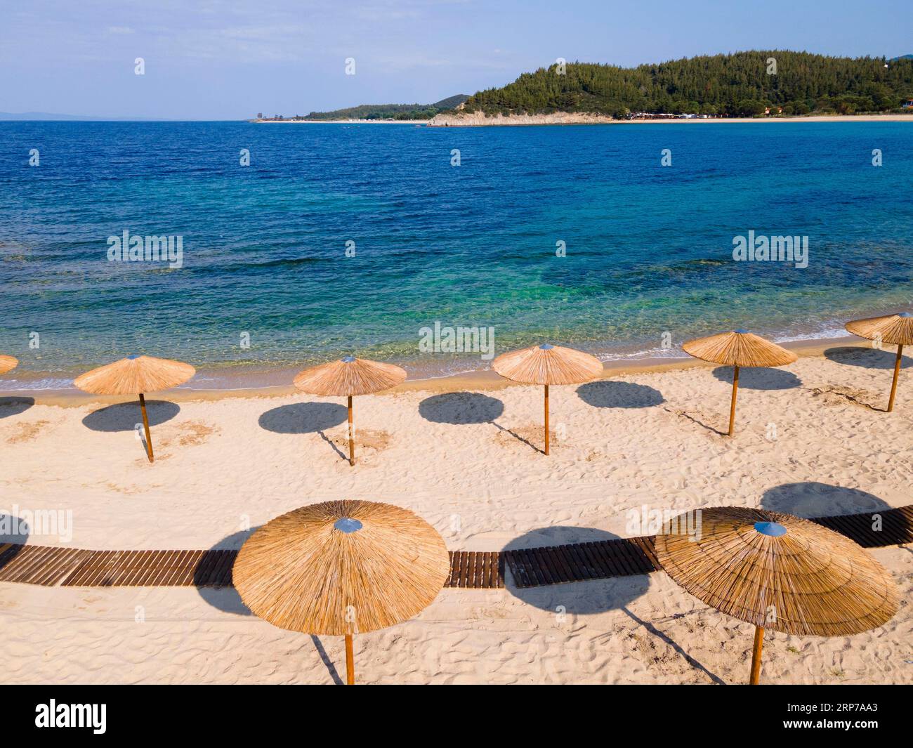 Luftblick, Sonnenschirme, EMA Strand, Toroni, Torone, Sithonia, Chalkidiki, Zentralmakedonien, Griechenland Stockfoto