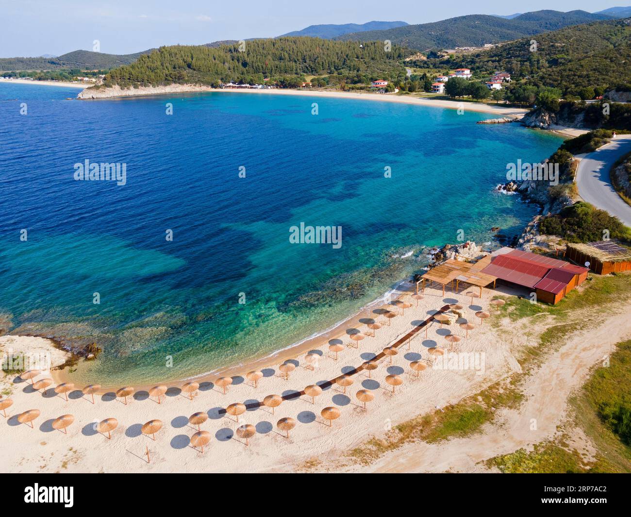 Luftblick, Sonnenschirme, EMA Strand, Toroni, Torone, Sithonia, Chalkidiki, Zentralmakedonien, Griechenland Stockfoto
